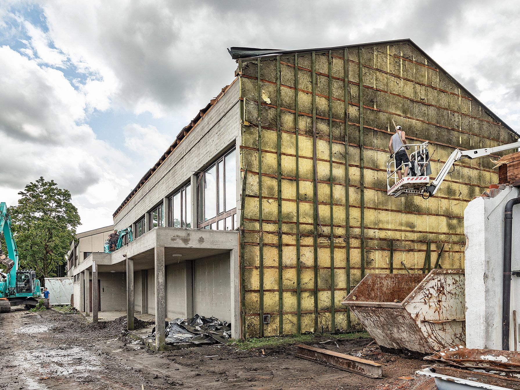 Die Abbrucharbeiten von Kindergarten und Turnhalle laufen seit 20. August auf Hochtouren.