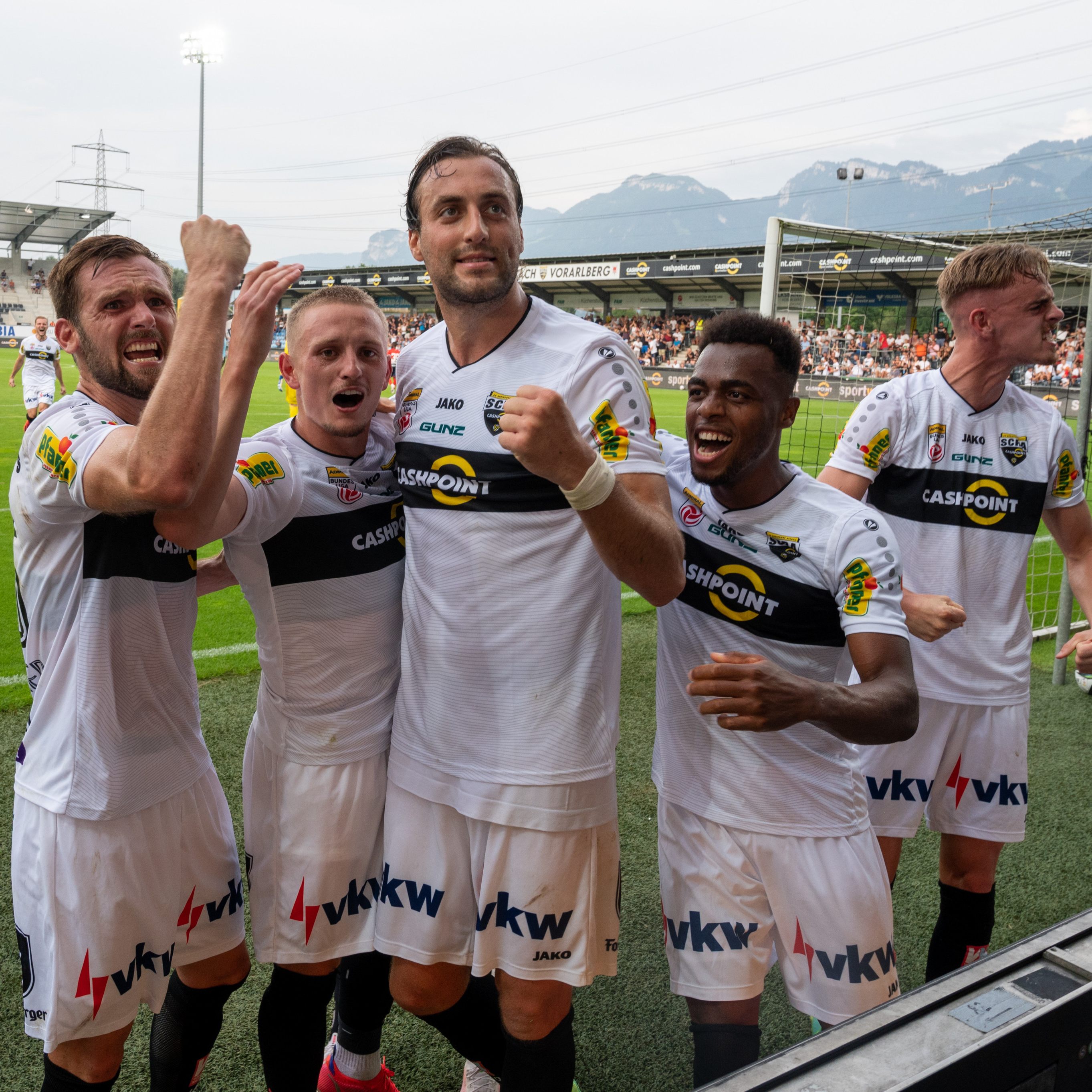 Die Altacher jubelten noch sehr spät über den Siegtreffer.