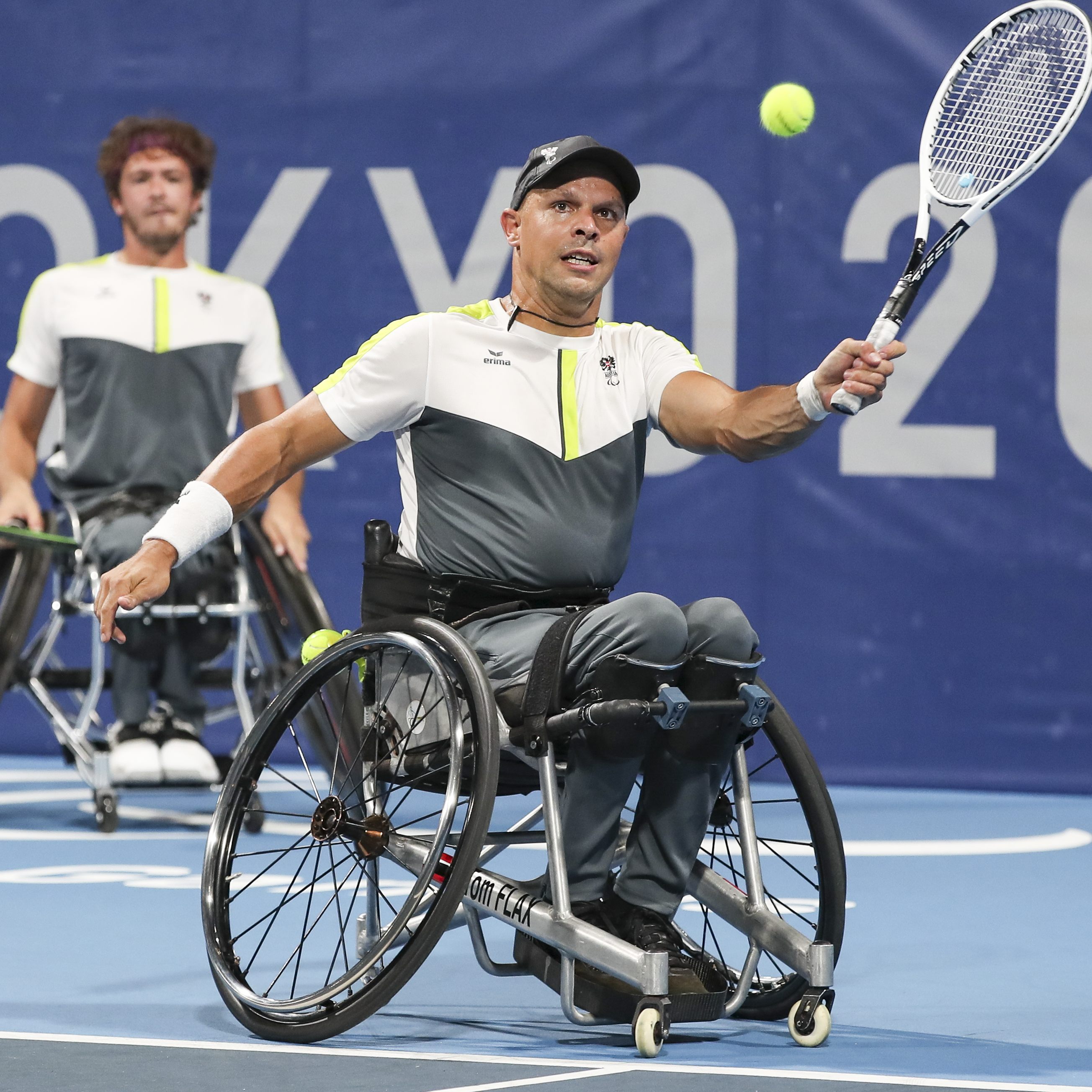 Flax gewinnt im Doppelbewerb das erste Spiel.