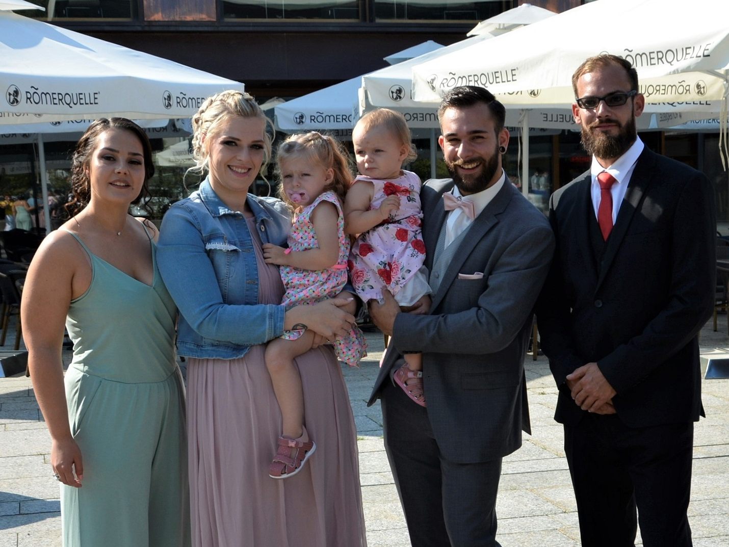 Das Brautpaar mit den Kindern und Trauzeugen beim Standesamt Schwarzach.