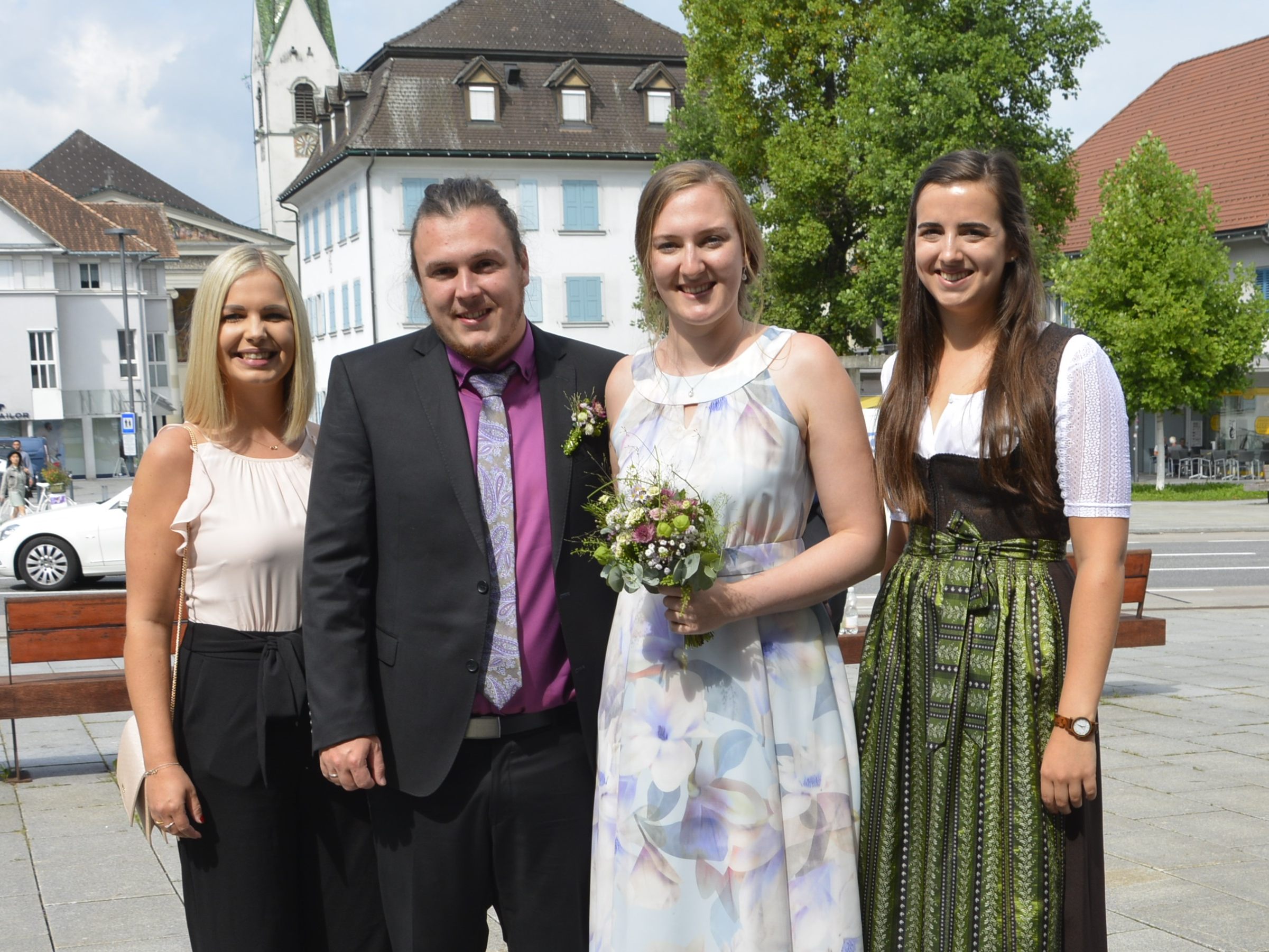 Das Brautpaar mit den Trauzeugen bei der standesamtlichen Hochzeit in Dornbirn.