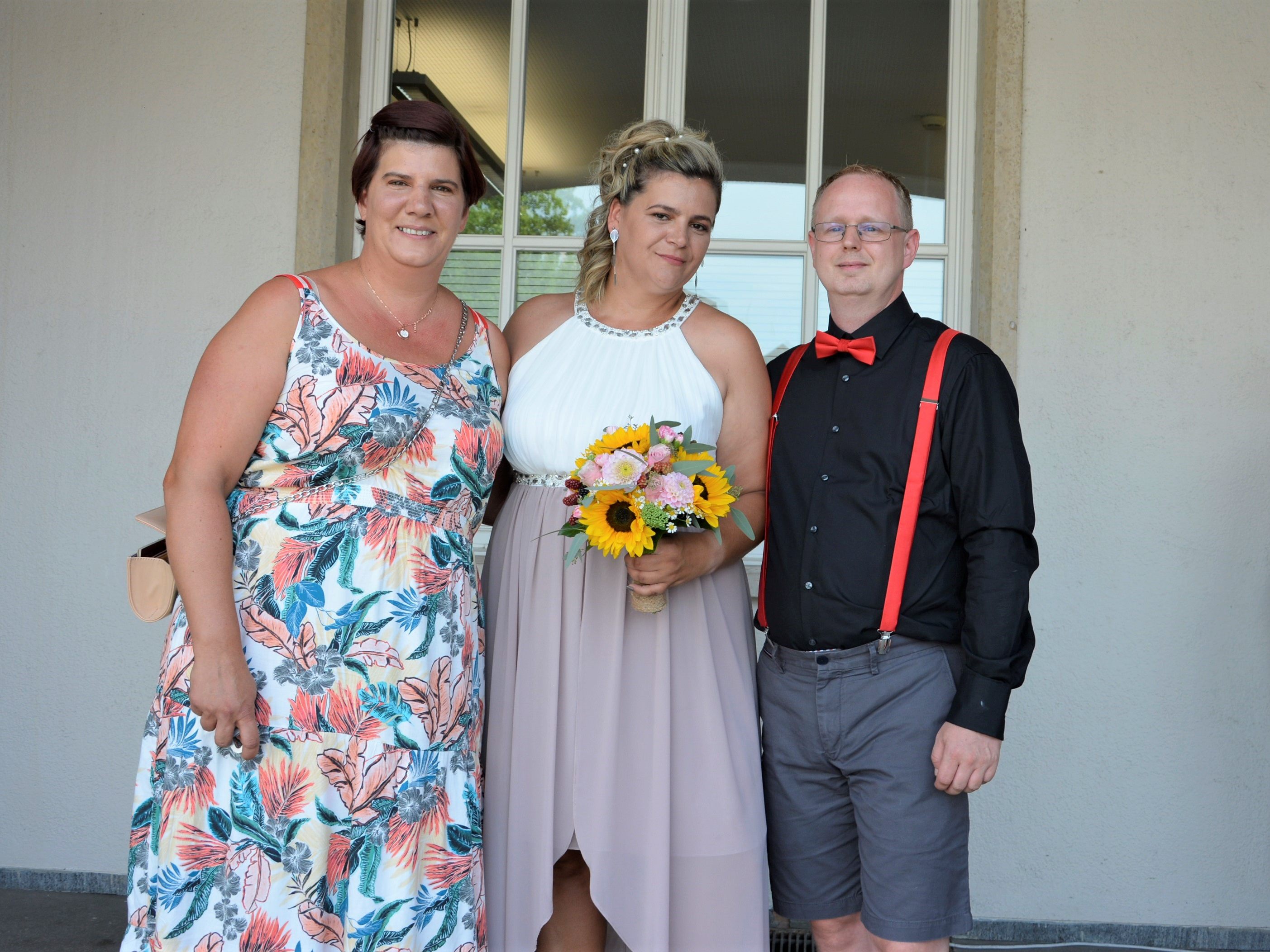 Das Brautpaar mit der Trauzeugin bei der standesamtlichen Hochzeit in Dornbirn. Das Brautpaar mit der Trauzeugin bei der standesamtlichen Hochzeit in Dornbirn.