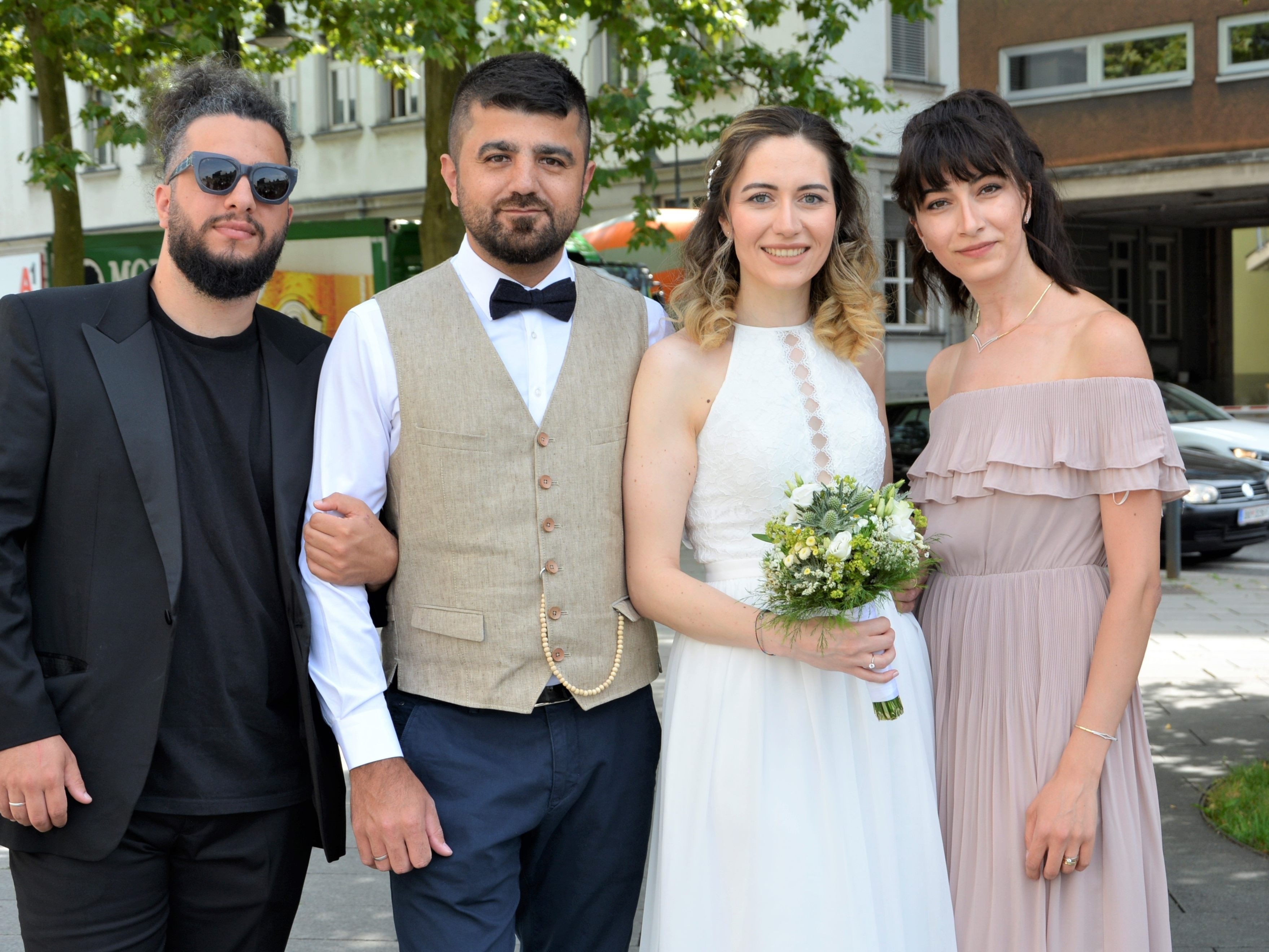 Das Brautpaar mit den Trauzeugen bei der standesamtlichen Hochzeit in Dornbirn. Das Brautpaar mit den Trauzeugen bei der standesamtlichen Hochzeit in Dornbirn.
