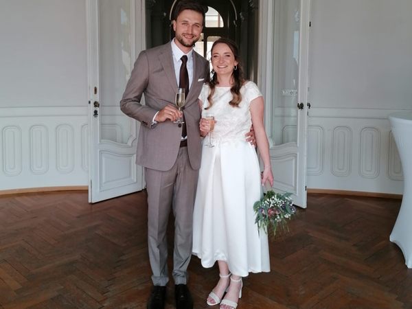 Die Frischgetrauten mit dem Standesbeamten in der Halle der Villa Raczynski Die Frischgetrauten mit dem Standesbeamten in der Halle der Villa Raczynski