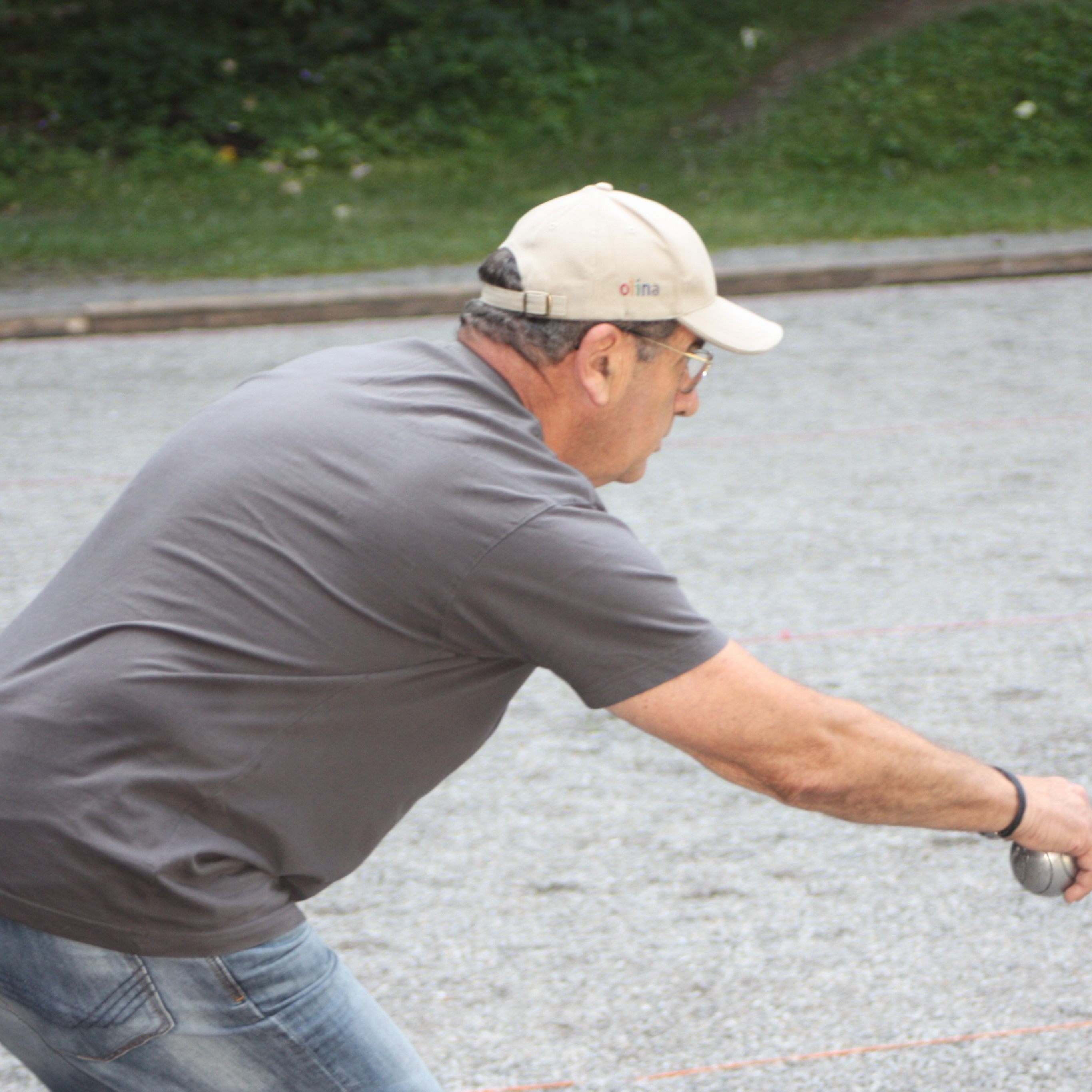 Club Petanque Vinomna hat einen prominenten Spieler: Gemeinderat für Sport Helmut Jenny.