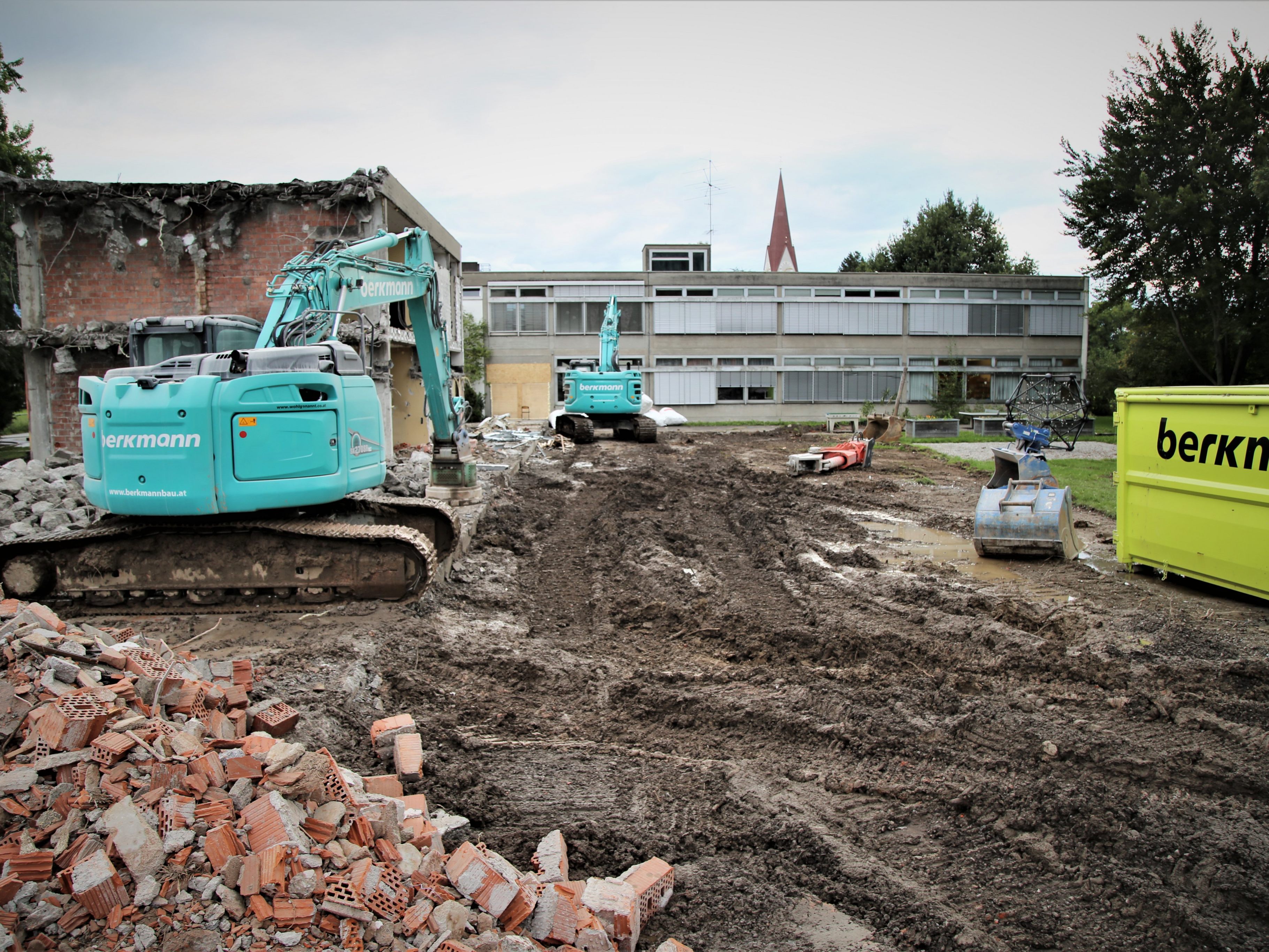 Im Herbst 2023 soll die neue Volksschule samt Turnhalle stehen und einsatzbereit sein. Im Herbst 2023 soll die neue Volksschule samt Turnhalle stehen und einsatzbereit sein.