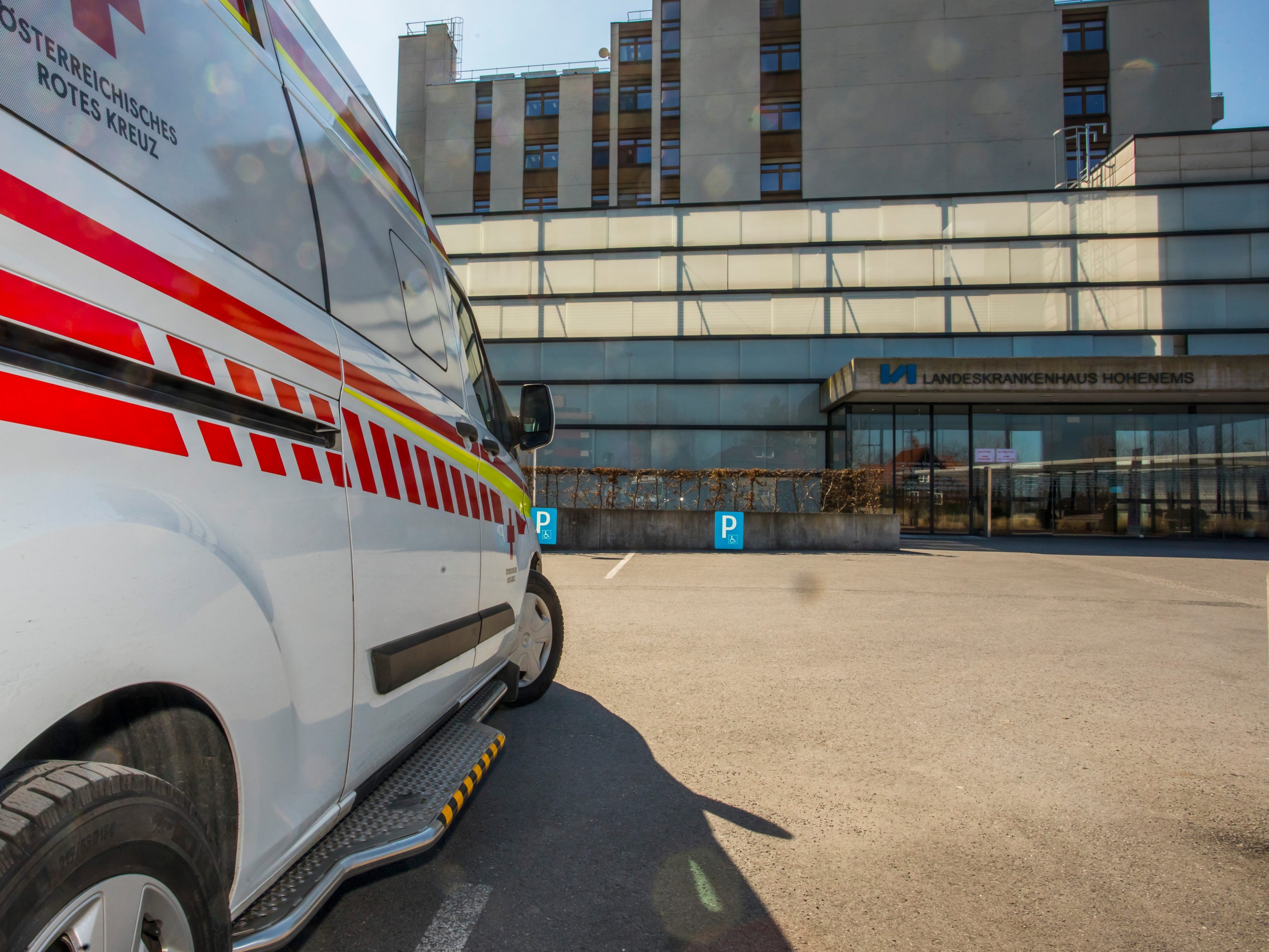 Der 69-Jährige wurde mit mehreren Rippenbrüchen ins LKH Hohenems gebracht. Der 69-Jährige wurde mit mehreren Rippenbrüchen ins LKH Hohenems gebracht.