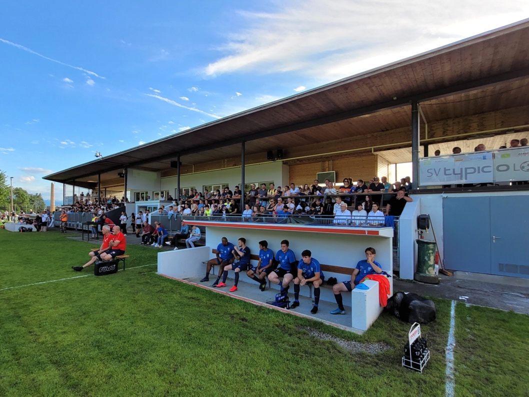 Ein volles Haus und beste Fußballstimmung: Besuchen Sie am Samstag (18 Uhr) das Spiel SV typico Lochau gegen den SV Ludesch mit registriertem 3G-Nachweis im „Corona-FIT-gemachten“ Stadion am Hoferfeld!