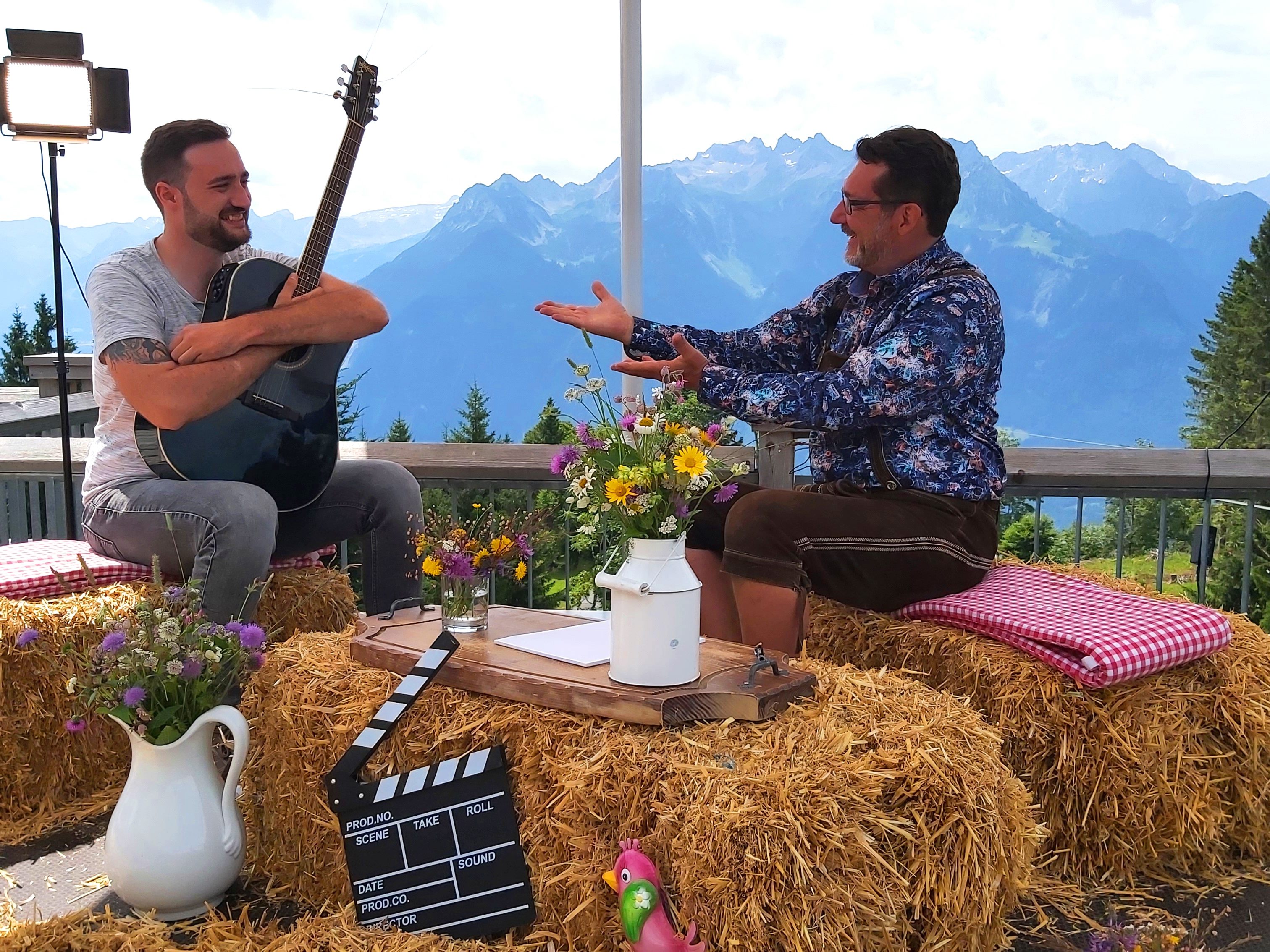 Multitalent "Lou" stellt seinen neuen Musiktitel vor und präsentiert am Schluss noch eine gelungene Überraschung für eine ahnungslose Dame. Multitalent "Lou" stellt seinen neuen Musiktitel vor und präsentiert am Schluss noch eine gelungene Überraschung für eine ahnungslose Dame.