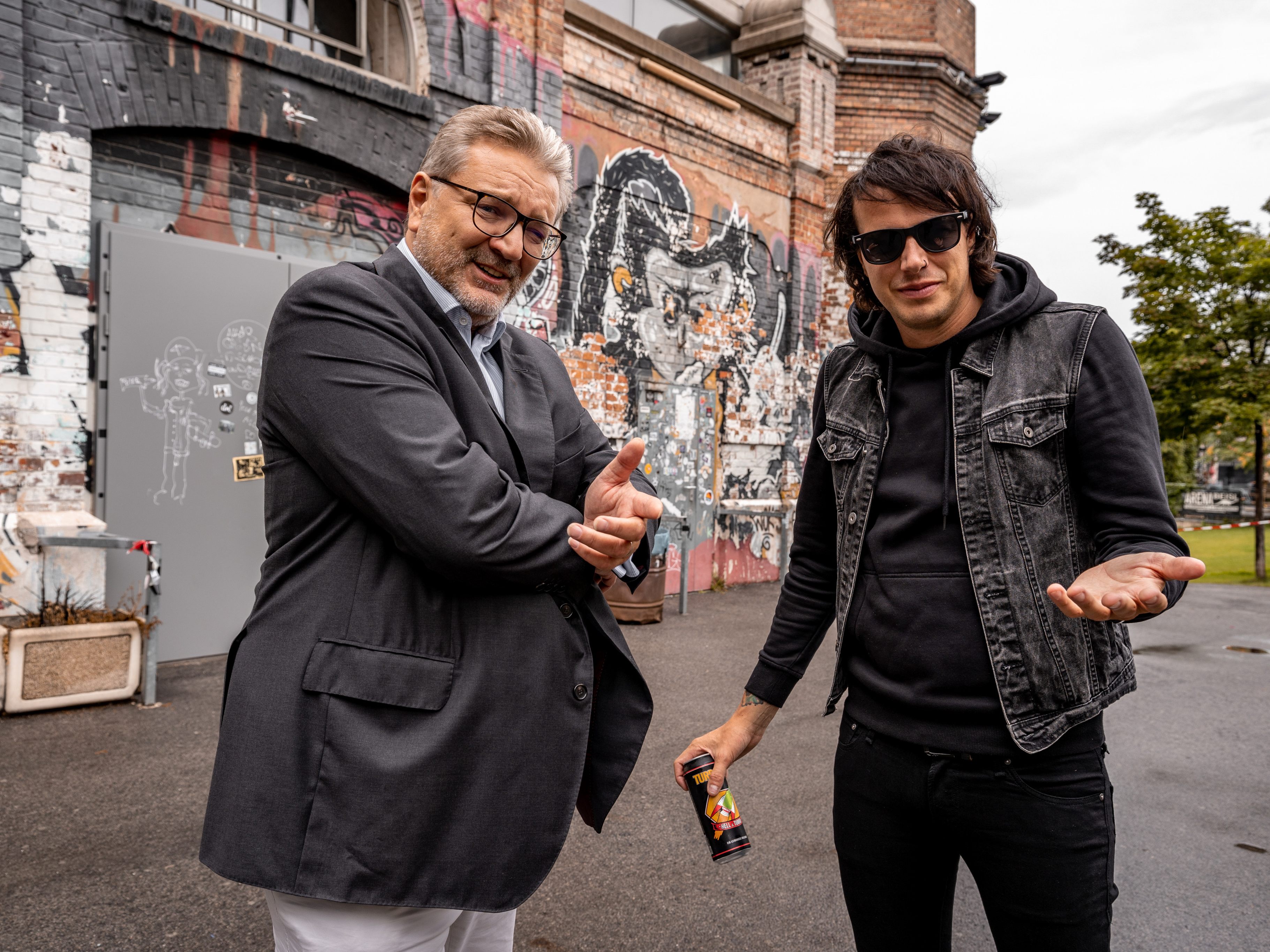 Gesundheitsstadtrat Peter Hacker mit Marco Pogo vor der Arena Wien, wo am Samstag die Impf-Aktion im Rahmen eines Turbobier-Konzerts stattfindet Gesundheitsstadtrat Peter Hacker mit Marco Pogo vor der Arena Wien, wo am Samstag die Impf-Aktion im Rahmen eines Turbobier-Konzerts stattfindet