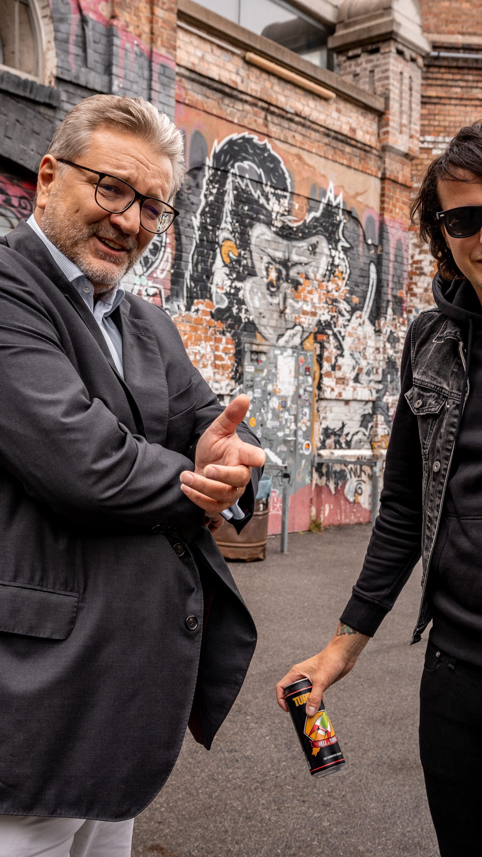 Gesundheitsstadtrat Peter Hacker mit Marco Pogo vor der Arena Wien, wo am Samstag die Impf-Aktion im Rahmen eines Turbobier-Konzerts stattfindet