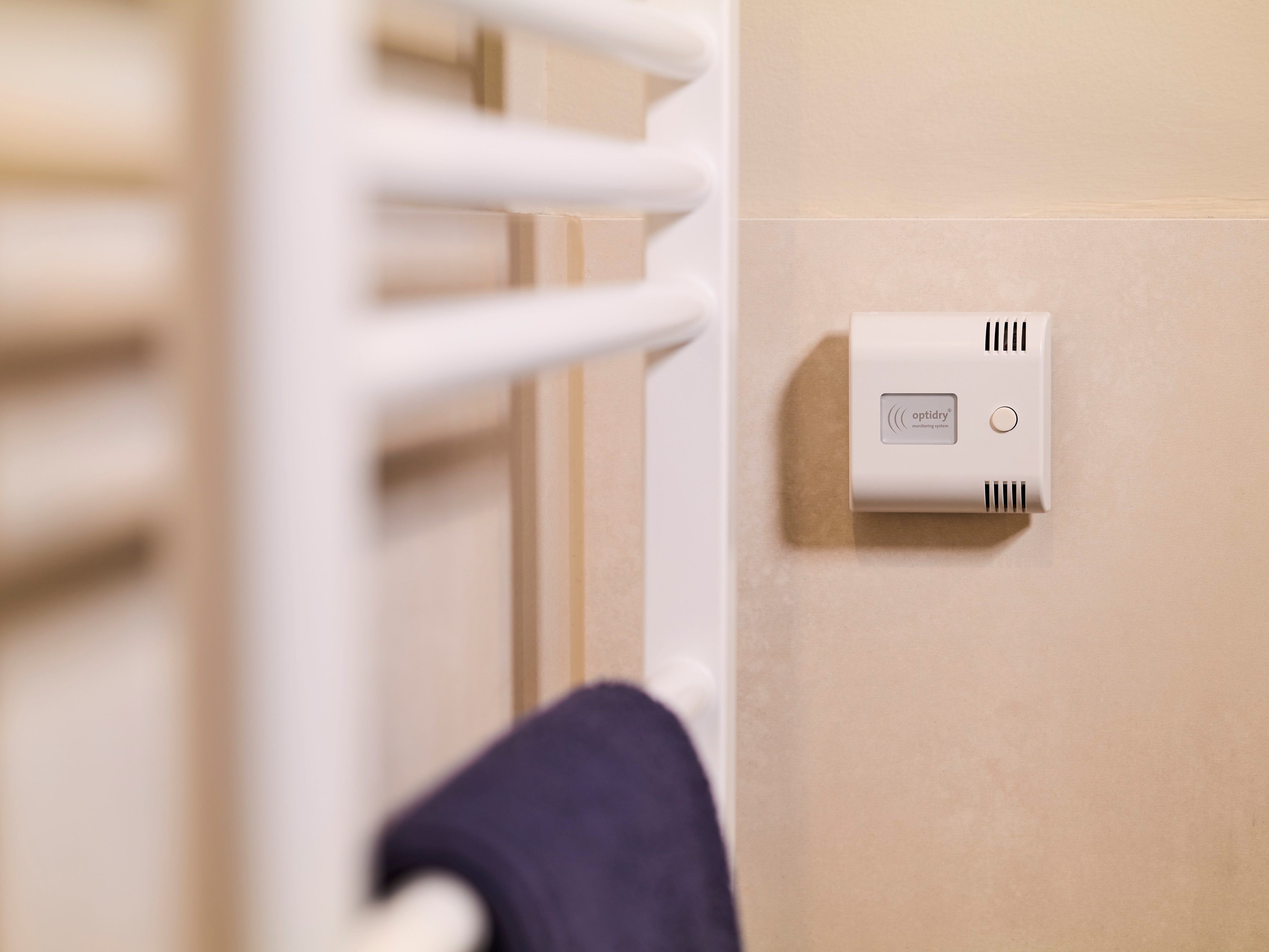 Optidry Raummodul RM1 Das Optidry Raummodul RM1 verhindert zuverlässig Wasserschäden und Schimmel. Als erstes System auf dem Markt misst es laufend die Feuchtigkeit in der Fläche und kann so teure Folgeschäden einer undichten Leitung oder einer defekten Abdichtung vermeiden.
