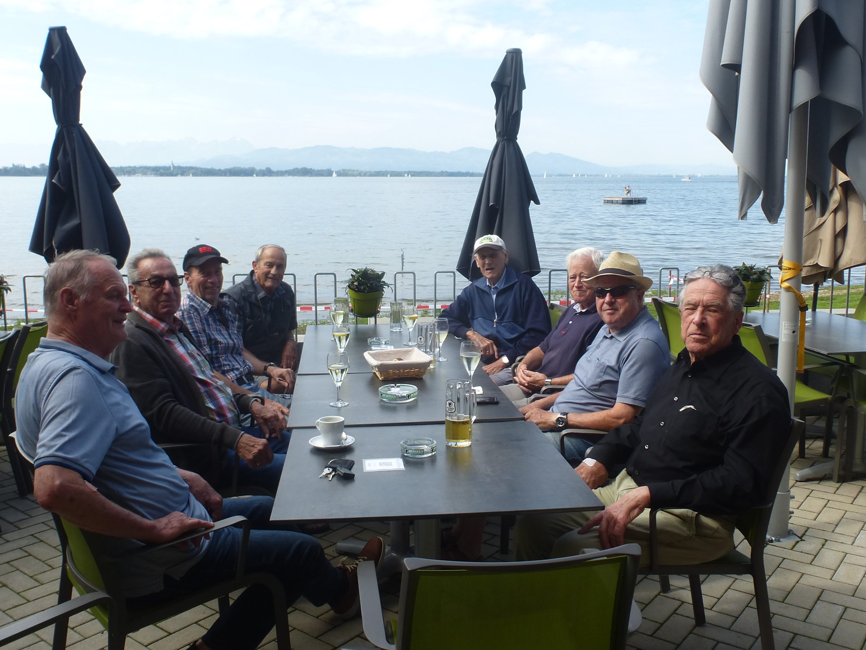 Üblicherweise trifft man sich im Café Central in Lochau. Doch dieses Mal war der Treffpunkt im neu errichteten „Treff am See“ beim Strandbad Lochau vorgesehen. In diesem schönen Ambiente mit dem herrlichen Blick auf den See und den warmen Temperaturen ließ sich die Zeit beim Plaudern ganz vergessen. Die Teilnehmer hatten es lustig und waren sehr vergnügt. Solche Zusammenkünfte tun der Seele gut. Bis bald beim nächsten Dienstag-Hock. Üblicherweise trifft man sich im Café Central in Lochau. Doch dieses Mal war der Treffpunkt im neu errichteten „Treff am See“ beim Strandbad Lochau vorgesehen. In diesem schönen Ambiente mit dem herrlichen Blick auf den See und den warmen Temperaturen ließ sich die Zeit beim Plaudern ganz vergessen. Die Teilnehmer hatten es lustig und waren sehr vergnügt. Solche Zusammenkünfte tun der Seele gut. Bis bald beim nächsten Dienstag-Hock.