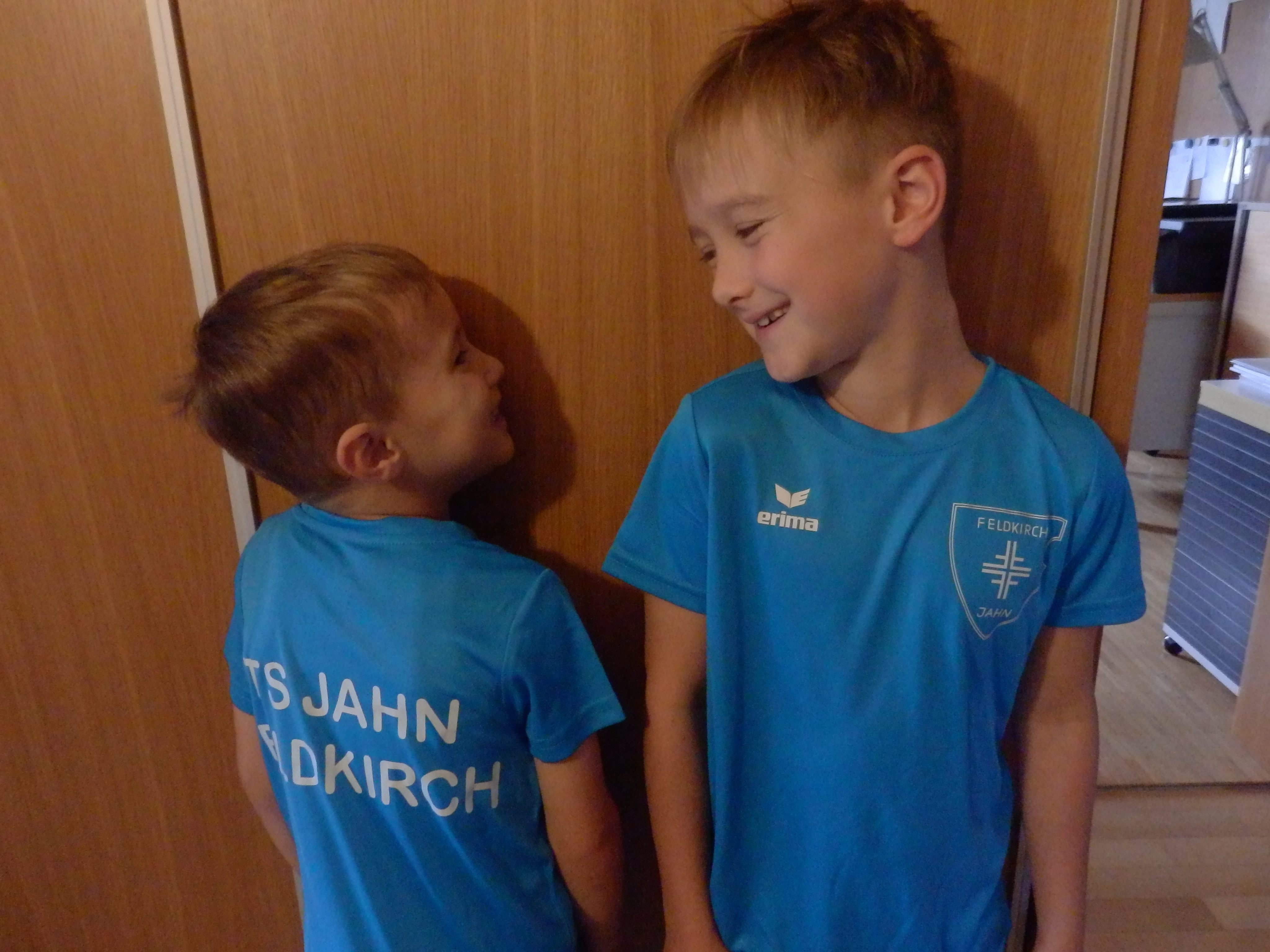Die Kinder - hier im neuen Vereins-Shirt - suchen einen Vorturner