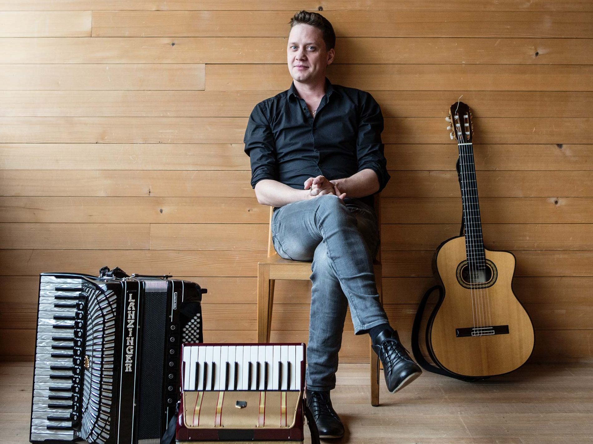Mundart-Feeling mit Philipp Lingg & Band zu Gast in der Hofkultur im Gutshof Heidensand am 20. August. Mundart-Feeling mit Philipp Lingg & Band zu Gast in der Hofkultur im Gutshof Heidensand am 20. August.
