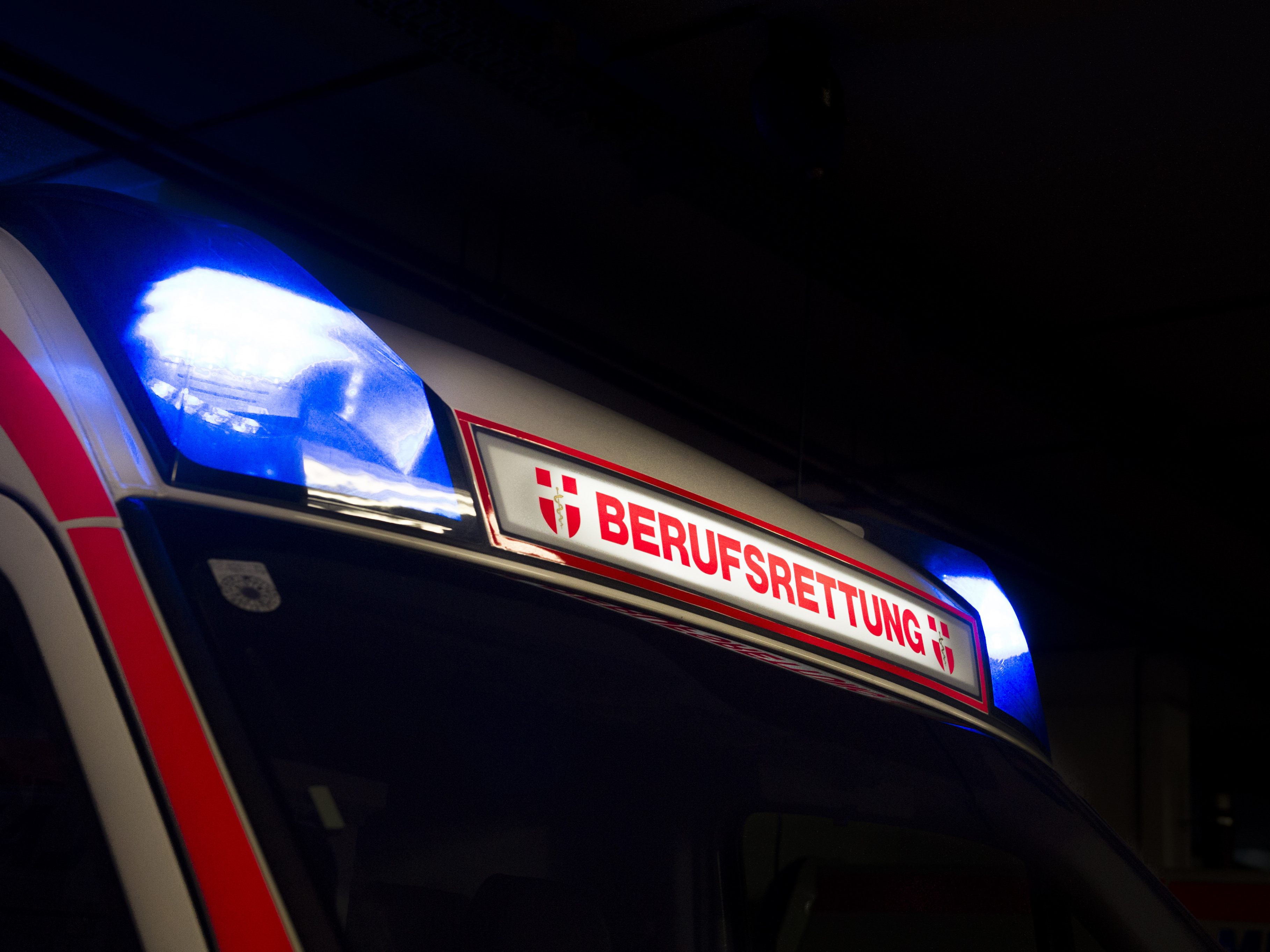 Zwei Rettungssanitäter, die nachts am Gürtel entlangfuhren, wurden von einem aggressiven Mann attackiert Zwei Rettungssanitäter, die nachts am Gürtel entlangfuhren, wurden von einem aggressiven Mann attackiert