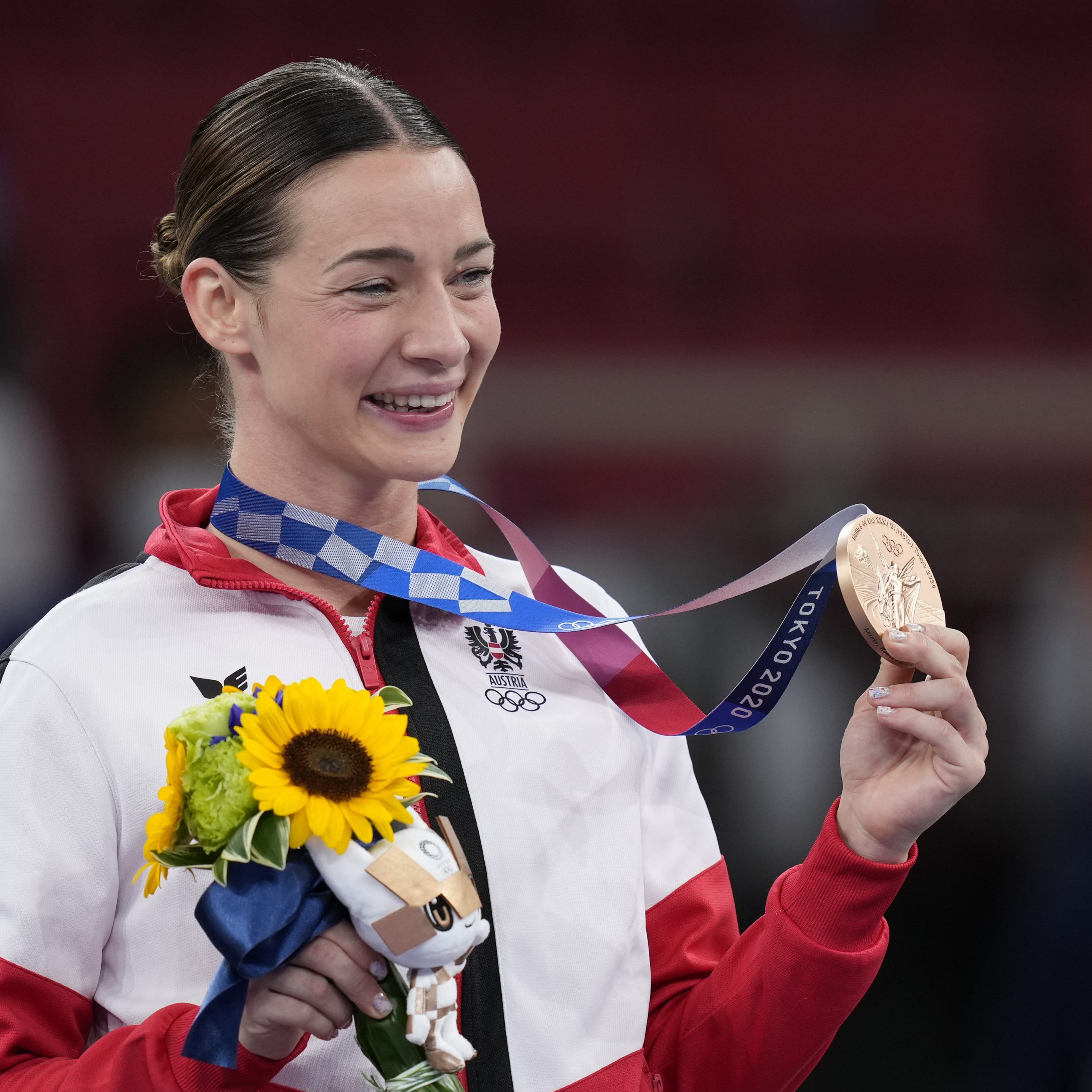 Die Vorarlberger Karateka Bettina Plank sichert sich in Tokio Bronze.