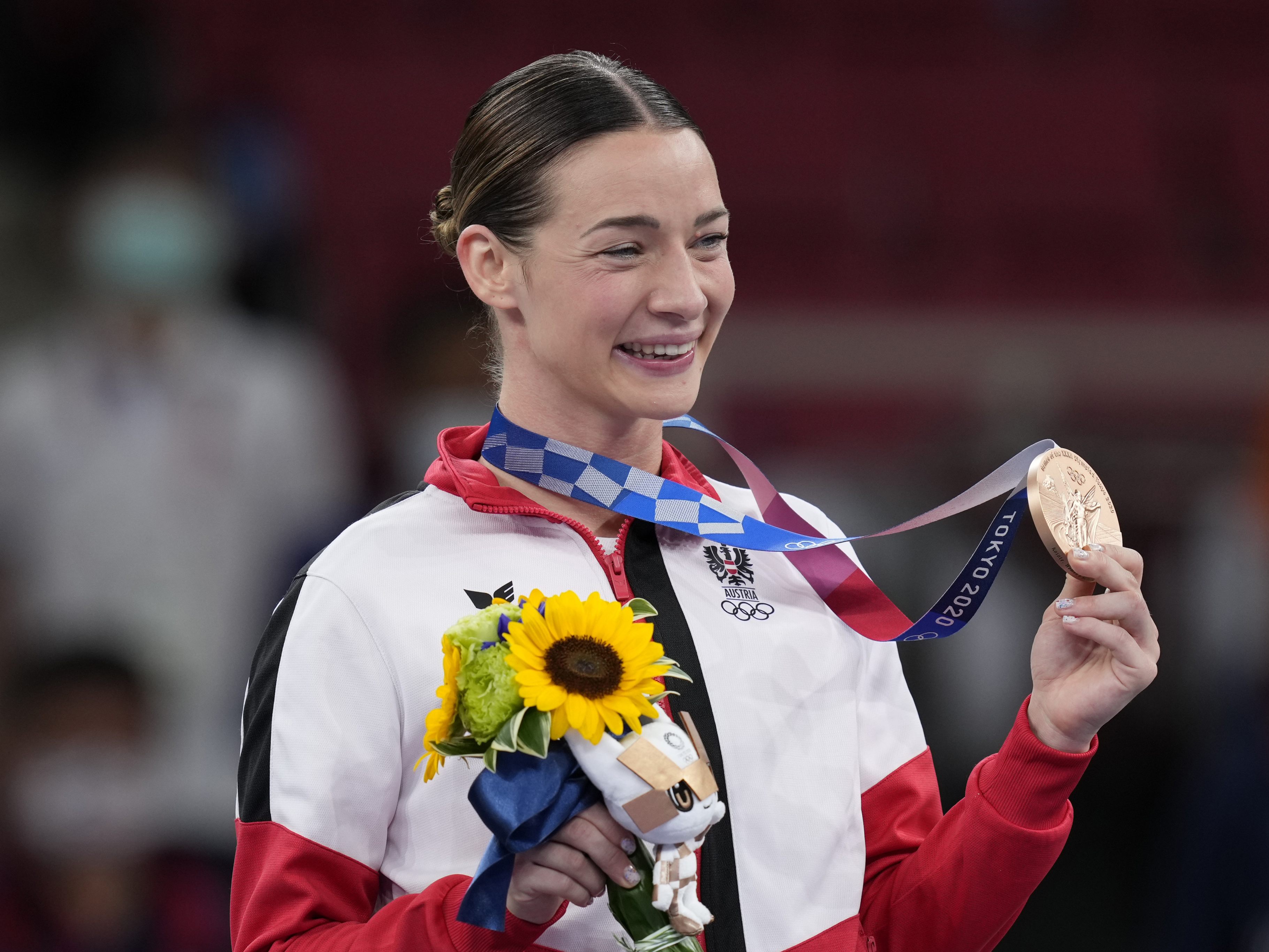 Die Vorarlberger Karateka Bettina Plank sichert sich in Tokio Bronze.