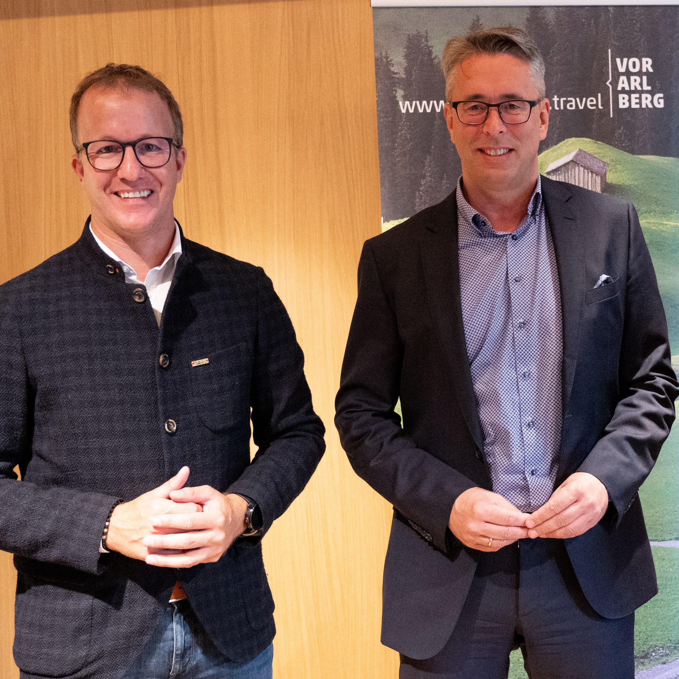 Landesrat Christian Gantner und Tourismusdirektor Christian Schützinger zogen eine positive Zwischenbilanz über die bisherige Sommersaison 2021 (im Bild v.l.: Landesrat Christian Gantner, Direktor Peter Heine (Hotel Schwärzler) und Tourismusdirektor Christian Schützinger)