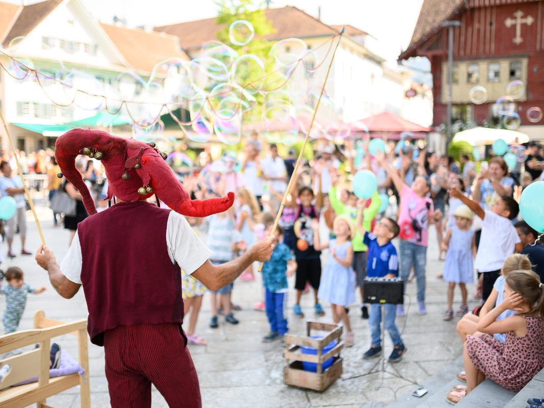 Die riesigen Seifenblasen kamen bei den Kindern gut an.