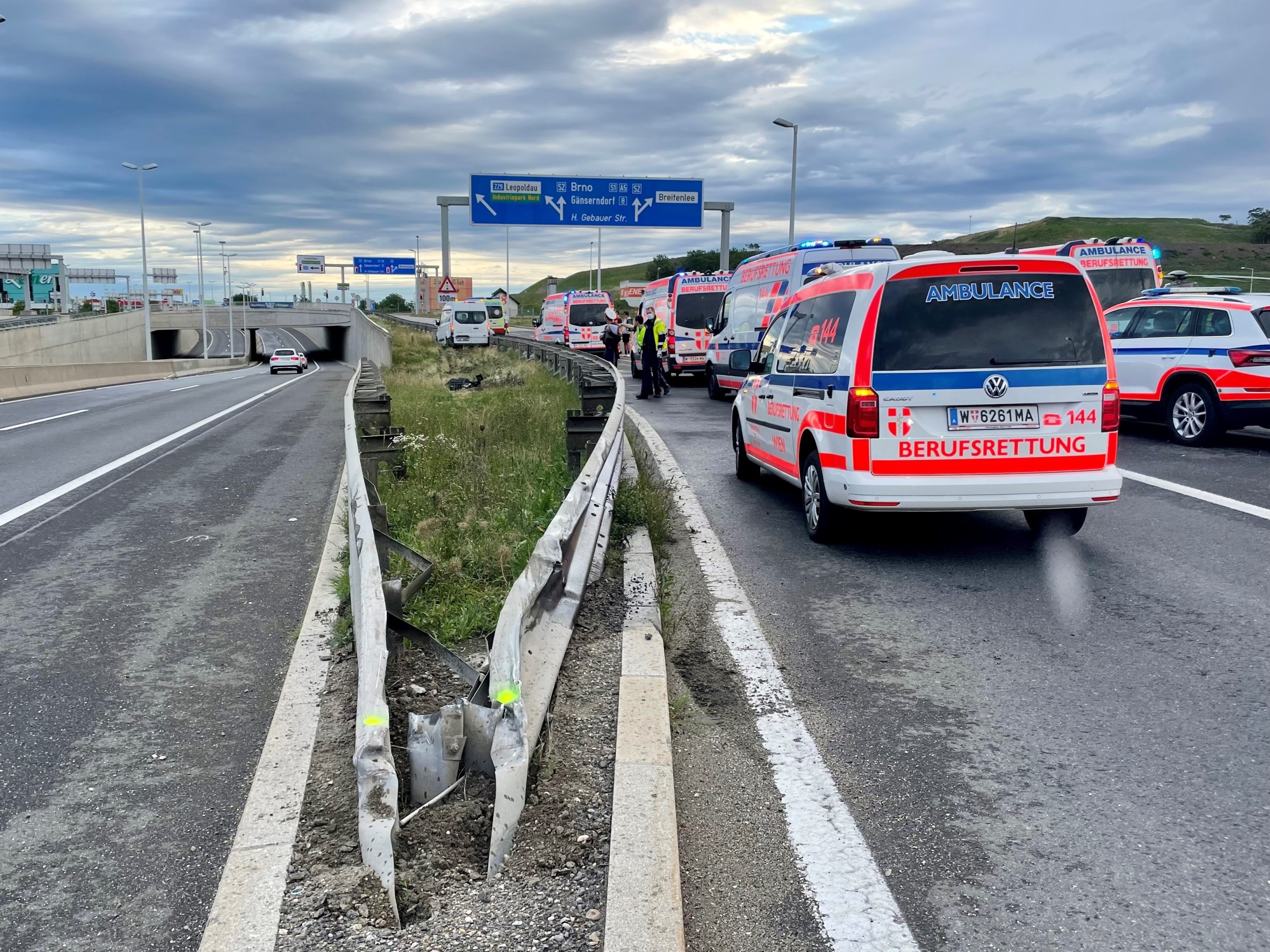 Der Unfall auf der S2 forderte fünf Leicht- und zwei Schwerverletzte. Der Unfall auf der S2 forderte fünf Leicht- und zwei Schwerverletzte.