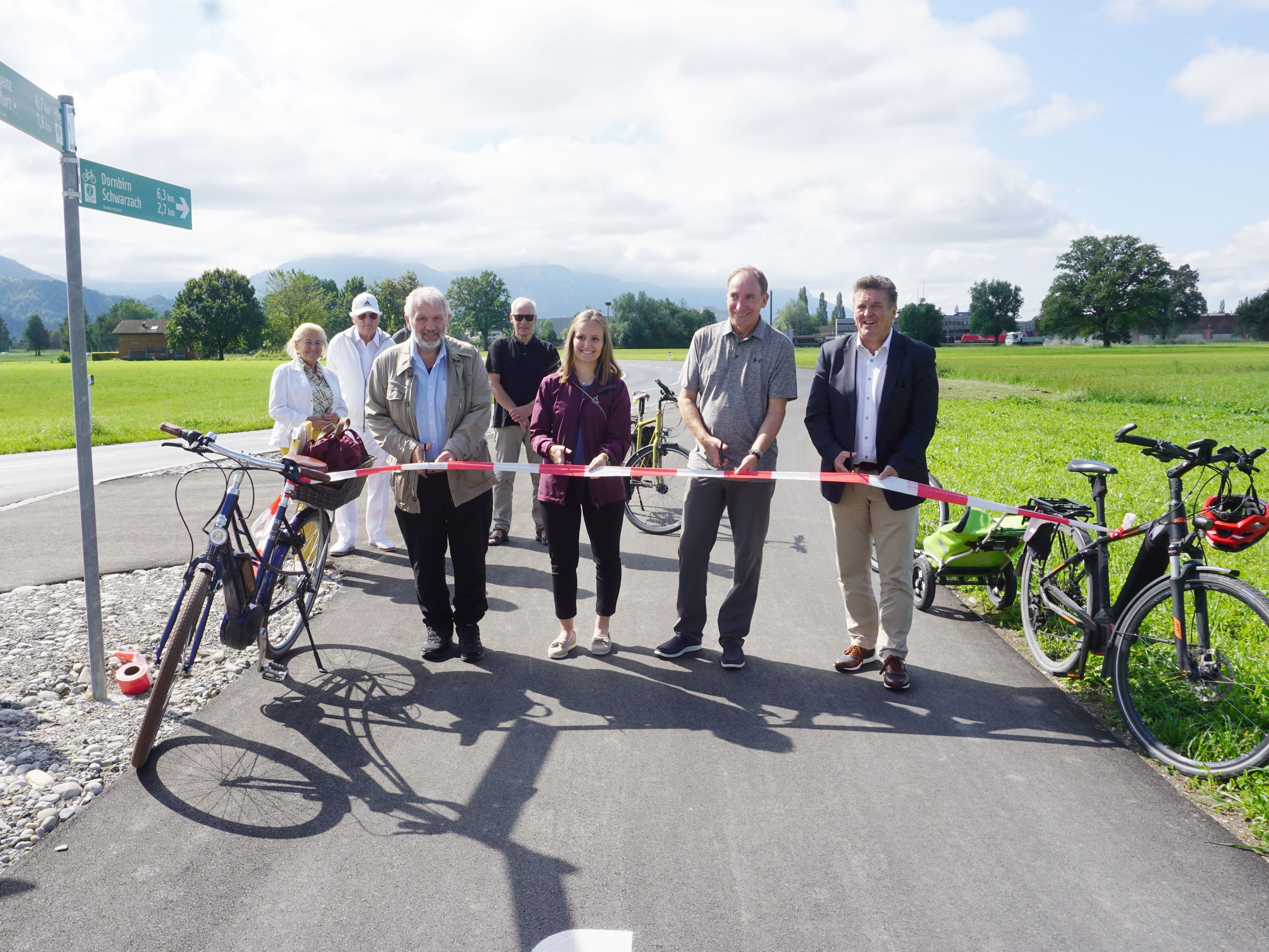 Freigabe der neuen Radwegeschnellverbindung (von links): GR Robert Hasler, Projektleiterin Eliane Bereuter, LR Johannes Rauch, Bgm. Christian Natter. Freigabe der neuen Radwegeschnellverbindung (von links): GR Robert Hasler, Projektleiterin Eliane Bereuter, LR Johannes Rauch, Bgm. Christian Natter.