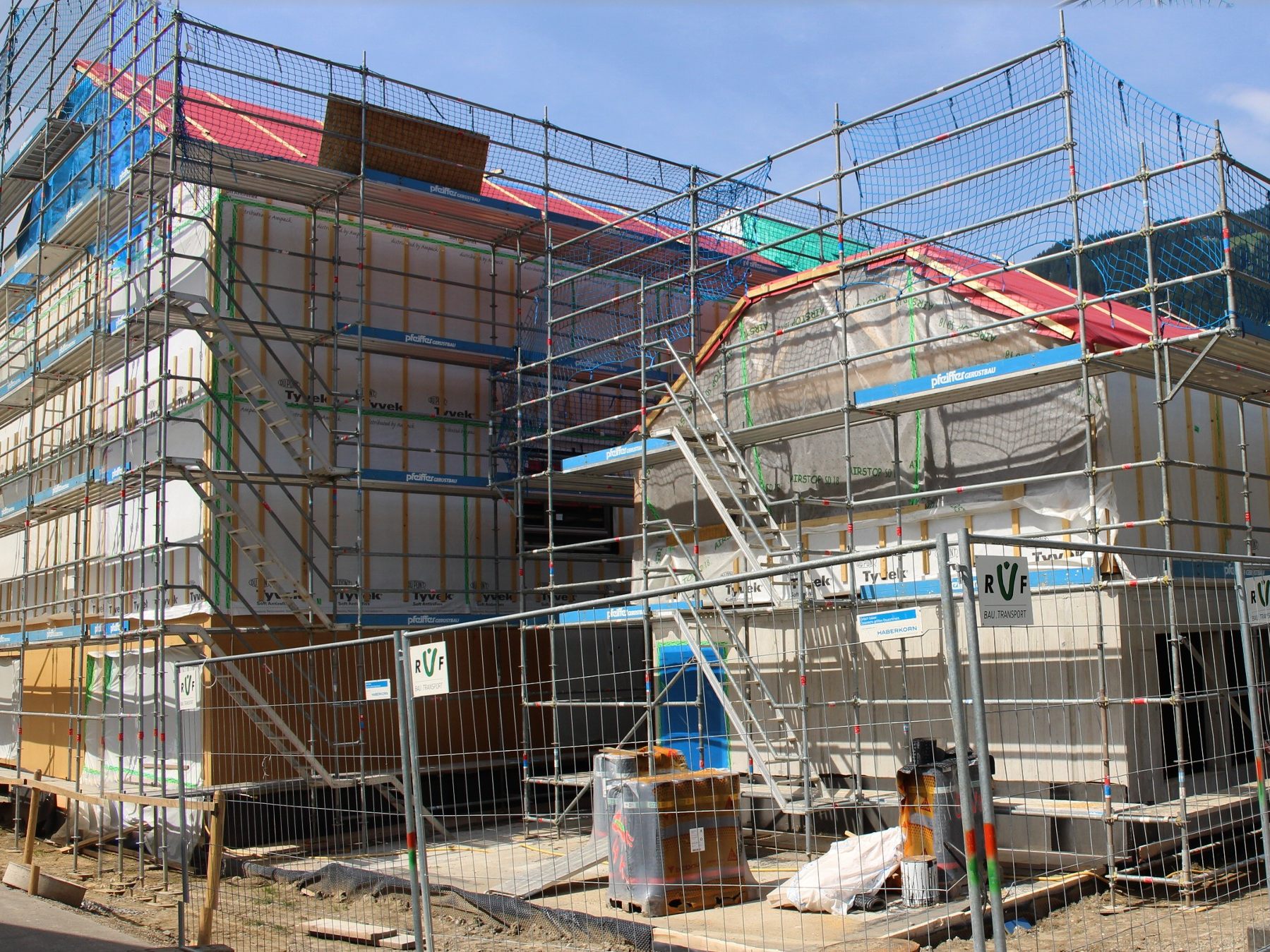 Die Arbeiten am Schoppernauer Tourismusprojekt liegen im Plan, nach rund vier Monaten Bauzeit kam das Haus "unter Dach".