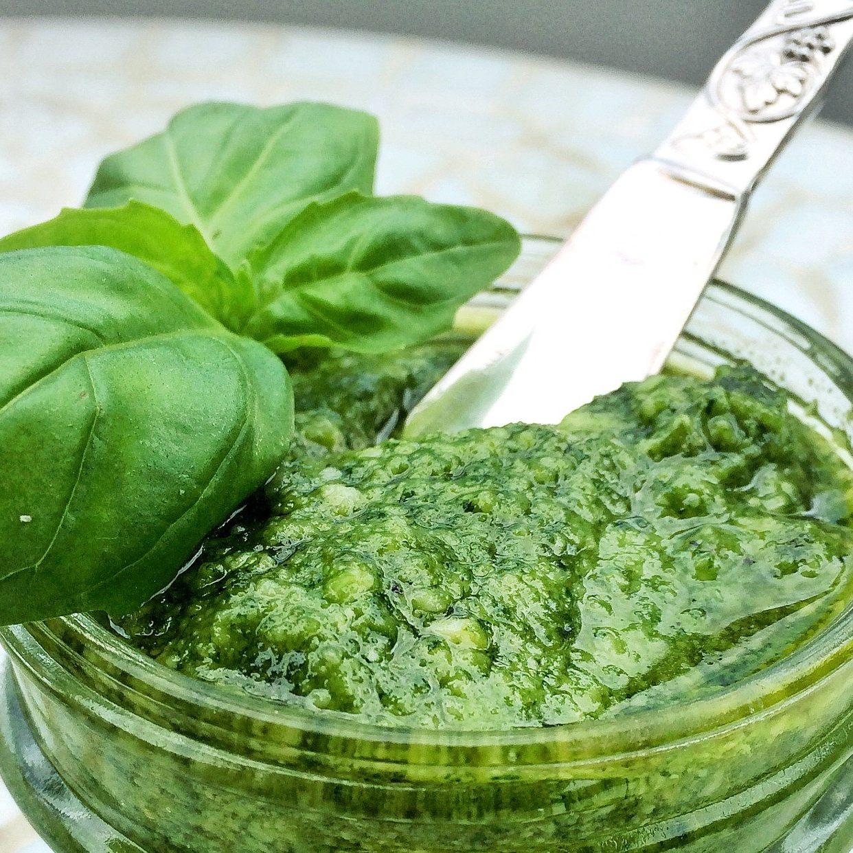 Tester fanden in Basilikumpestos häufig mindere Zutaten und Pestizide