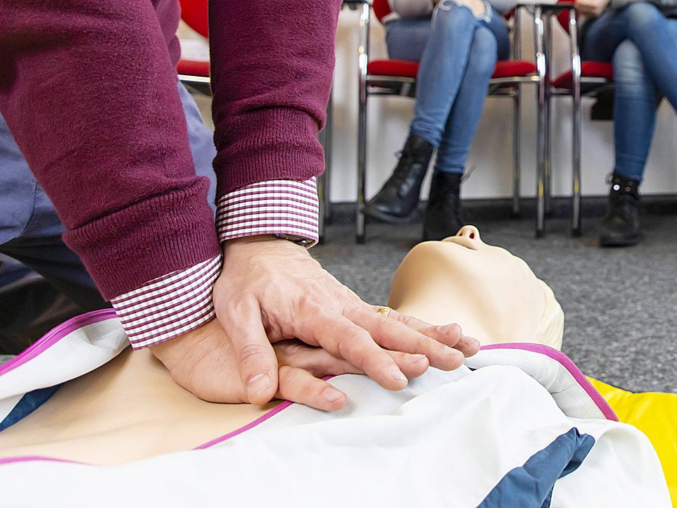 Erste-Hilfe-Kurs im Clubheim des SV Satteins Erste-Hilfe-Kurs im Clubheim des SV Satteins