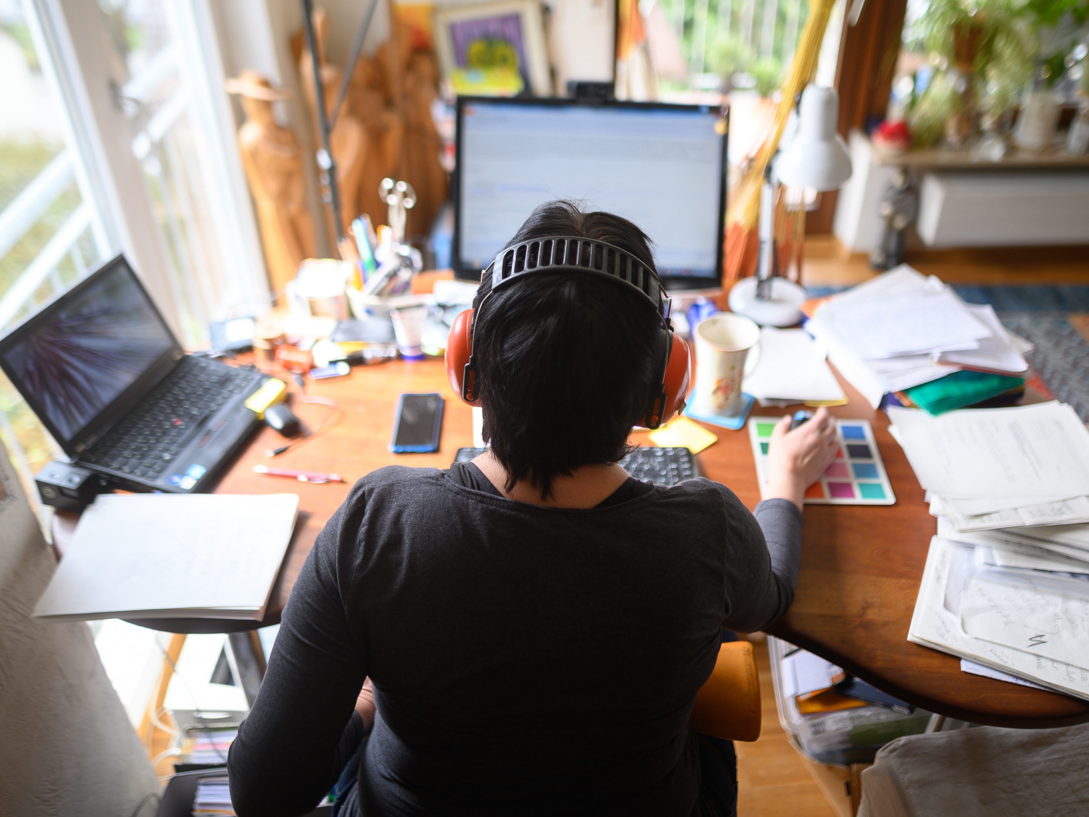 Knapp ein Viertel arbeitet weiter im Homeoffice.