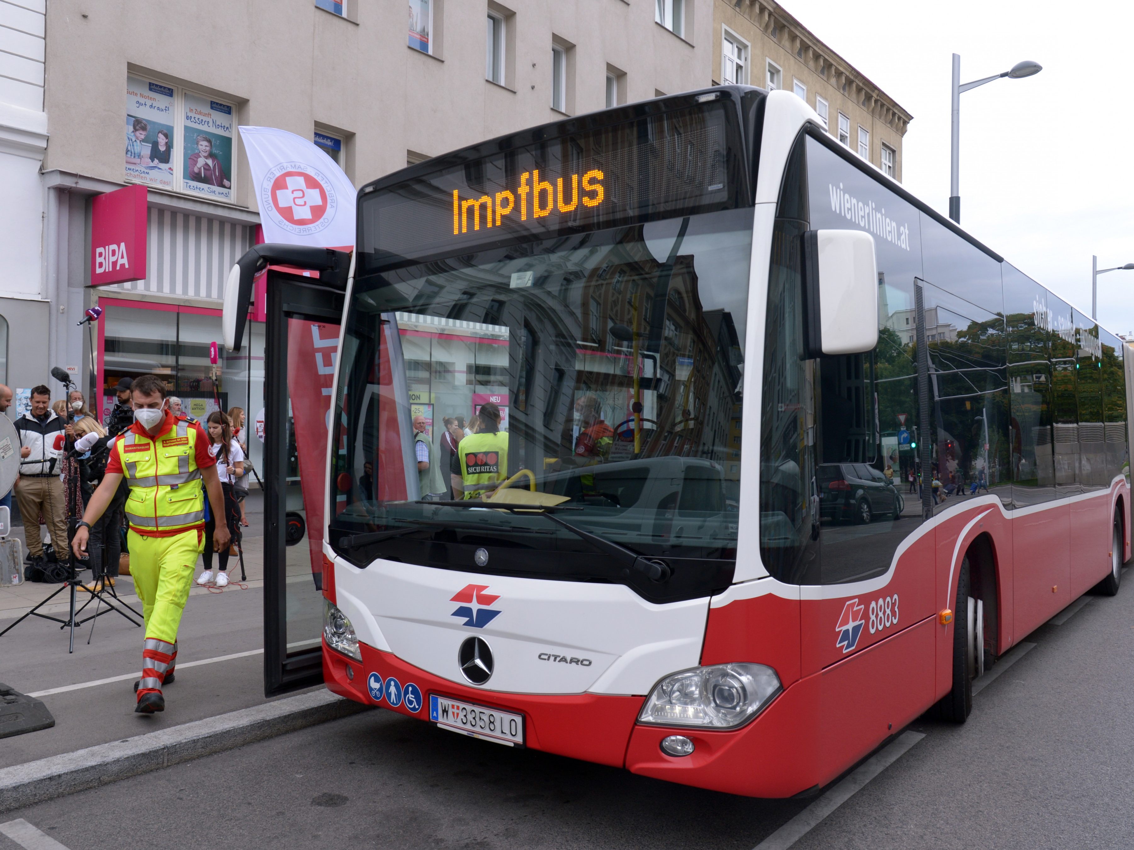 Impfbusse halten nun auch vor Schulen. Impfbusse halten nun auch vor Schulen.