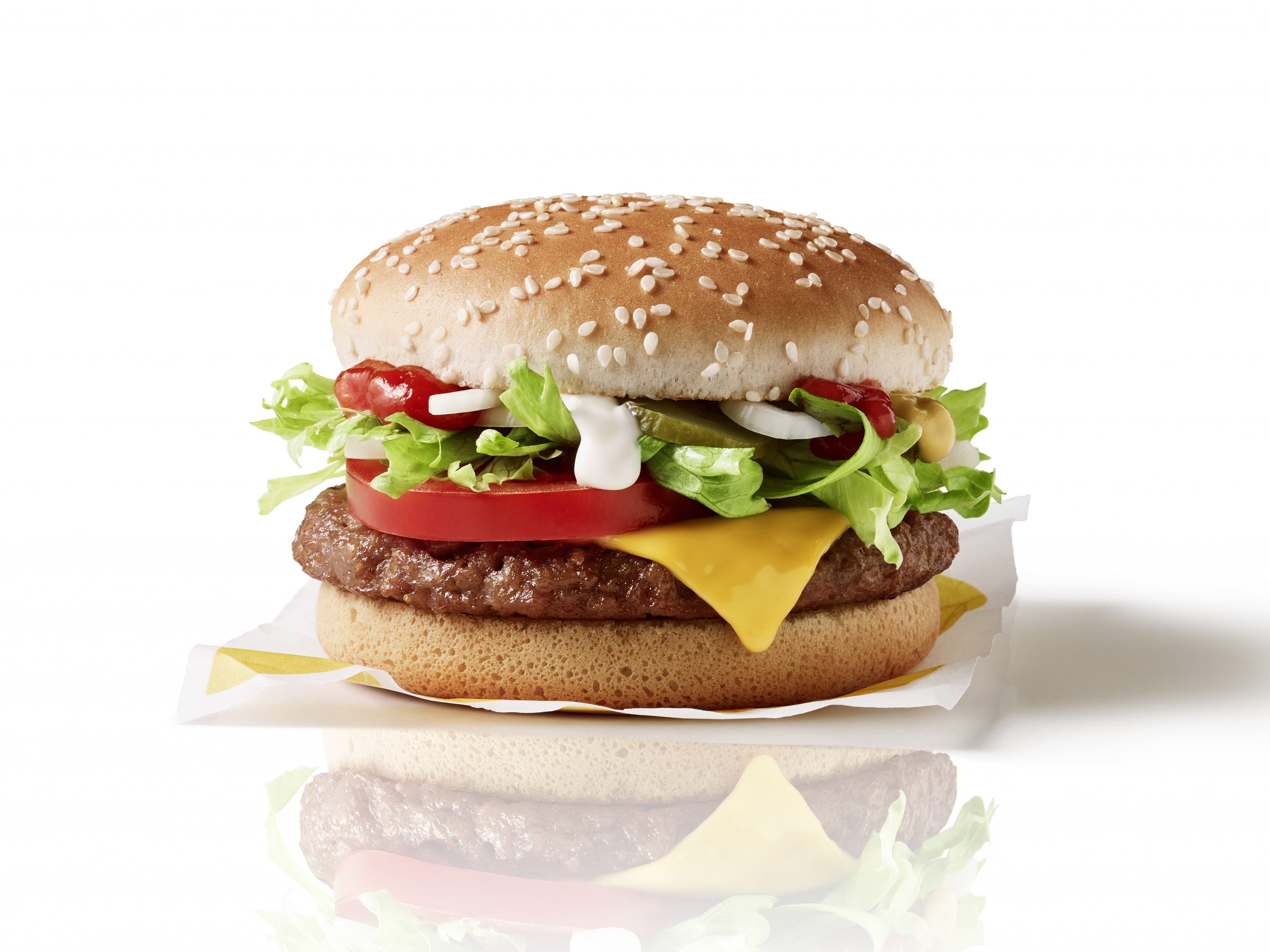 Der McPlant wird mit einem Beyond Meat Patty zubereitet. Der McPlant wird mit einem Beyond Meat Patty zubereitet.
