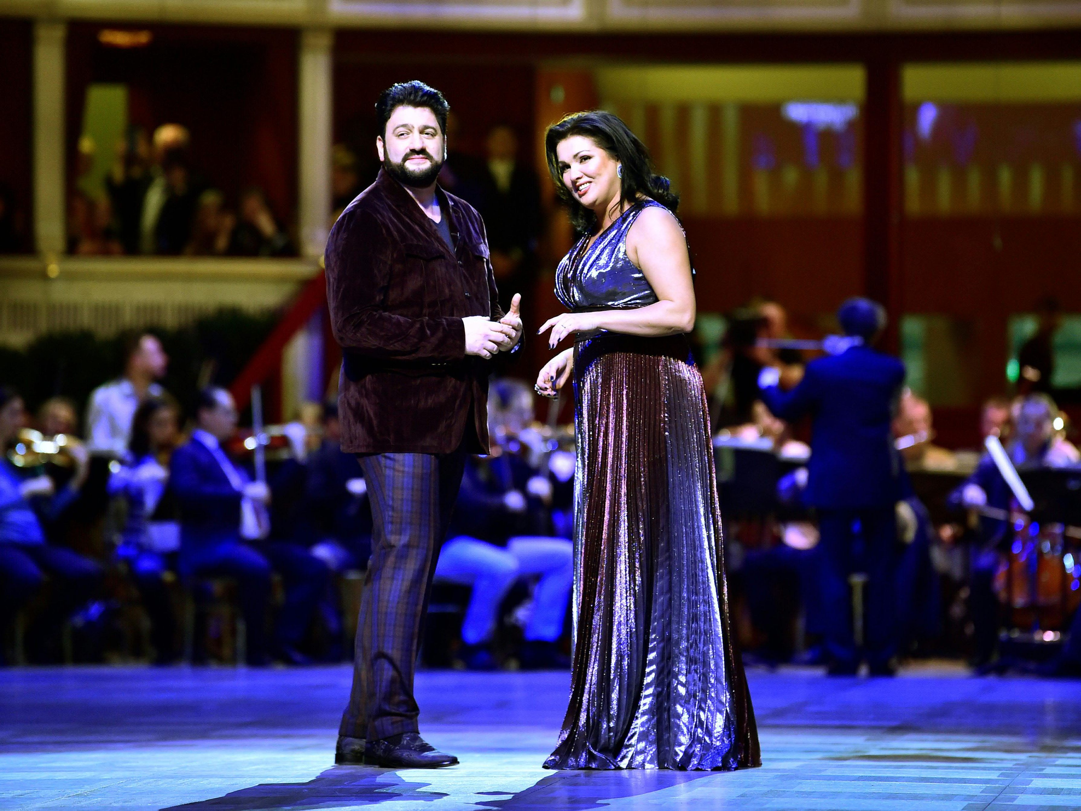 Starsopranistin Netrebko kommt mit ihrem Ehemann nach Wien.