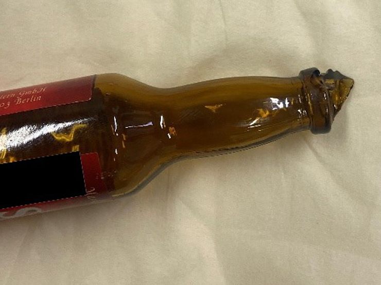 Ein Mitarbeiter wurde mit einer abgebrochenen Flasche attackiert und bedroht. Ein Mitarbeiter wurde mit einer abgebrochenen Flasche attackiert und bedroht.