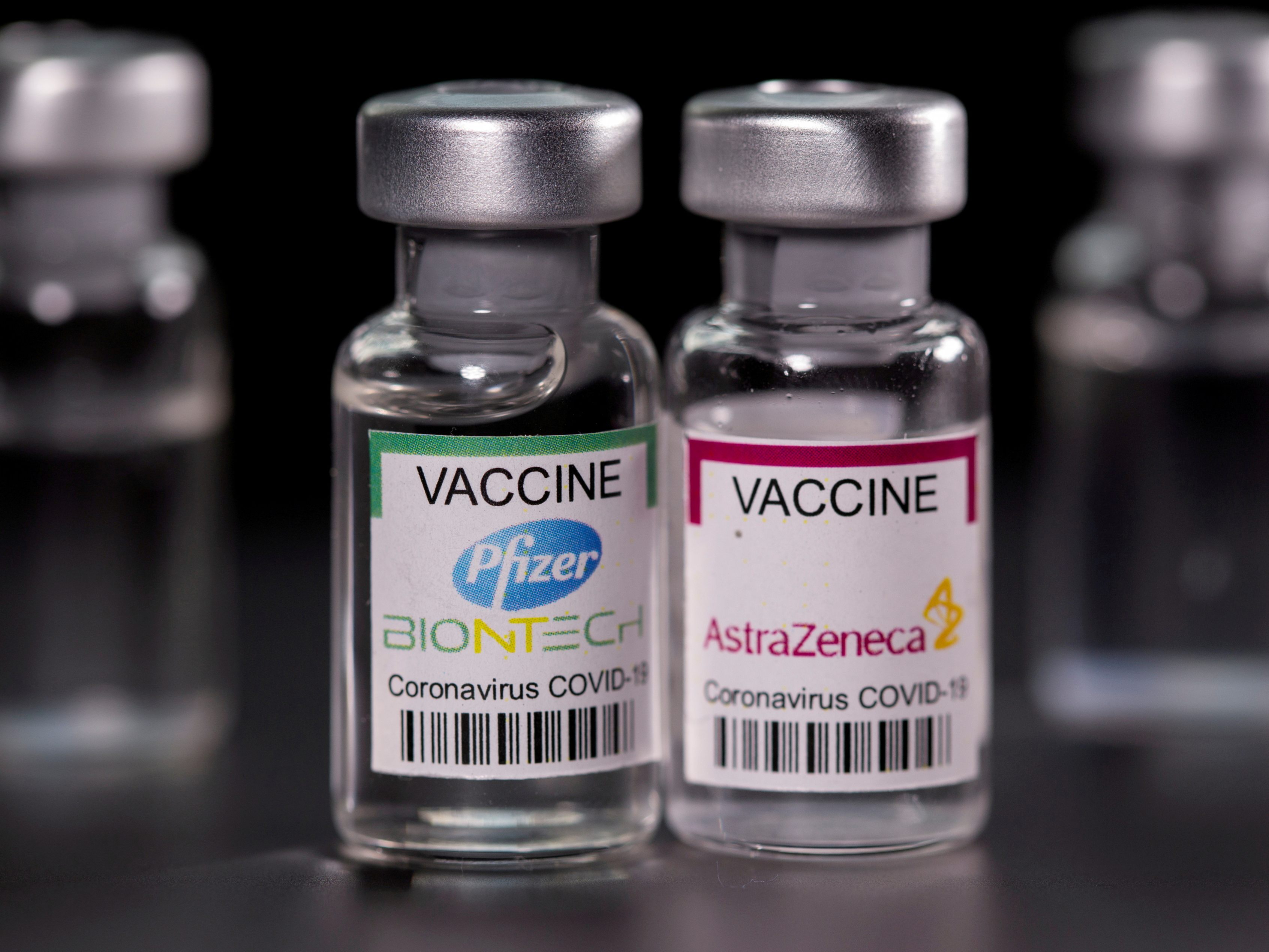 Die Impfstoffe von BioNTech und AstraZeneca verlieren mit der Zeit an Schutzwirkung. Die Impfstoffe von BioNTech und AstraZeneca verlieren mit der Zeit an Schutzwirkung.