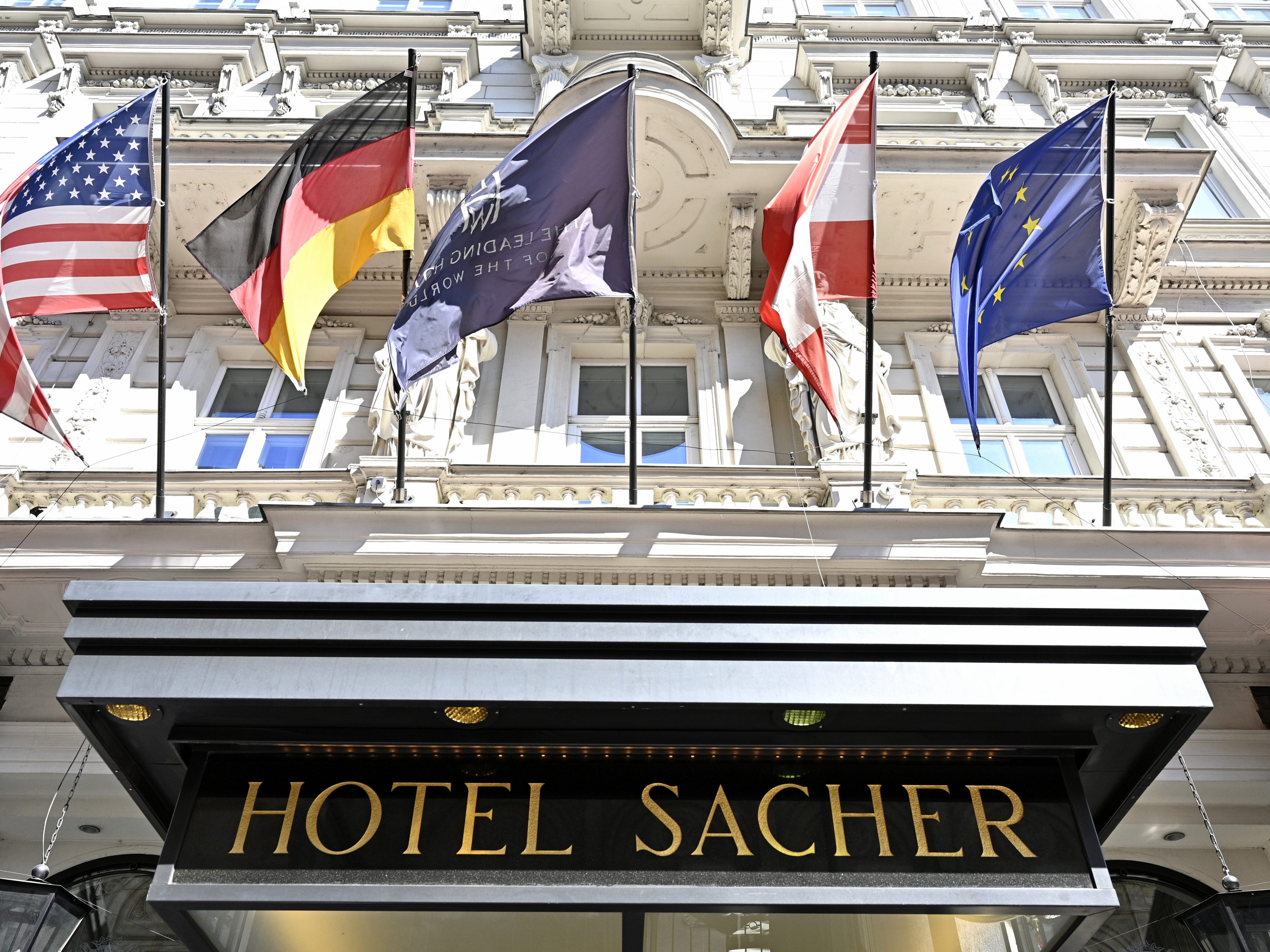Die Sacher-Mitarbeiterin soll sich seit 2010 Geld überwiesen haben. Die Sacher-Mitarbeiterin soll sich seit 2010 Geld überwiesen haben.