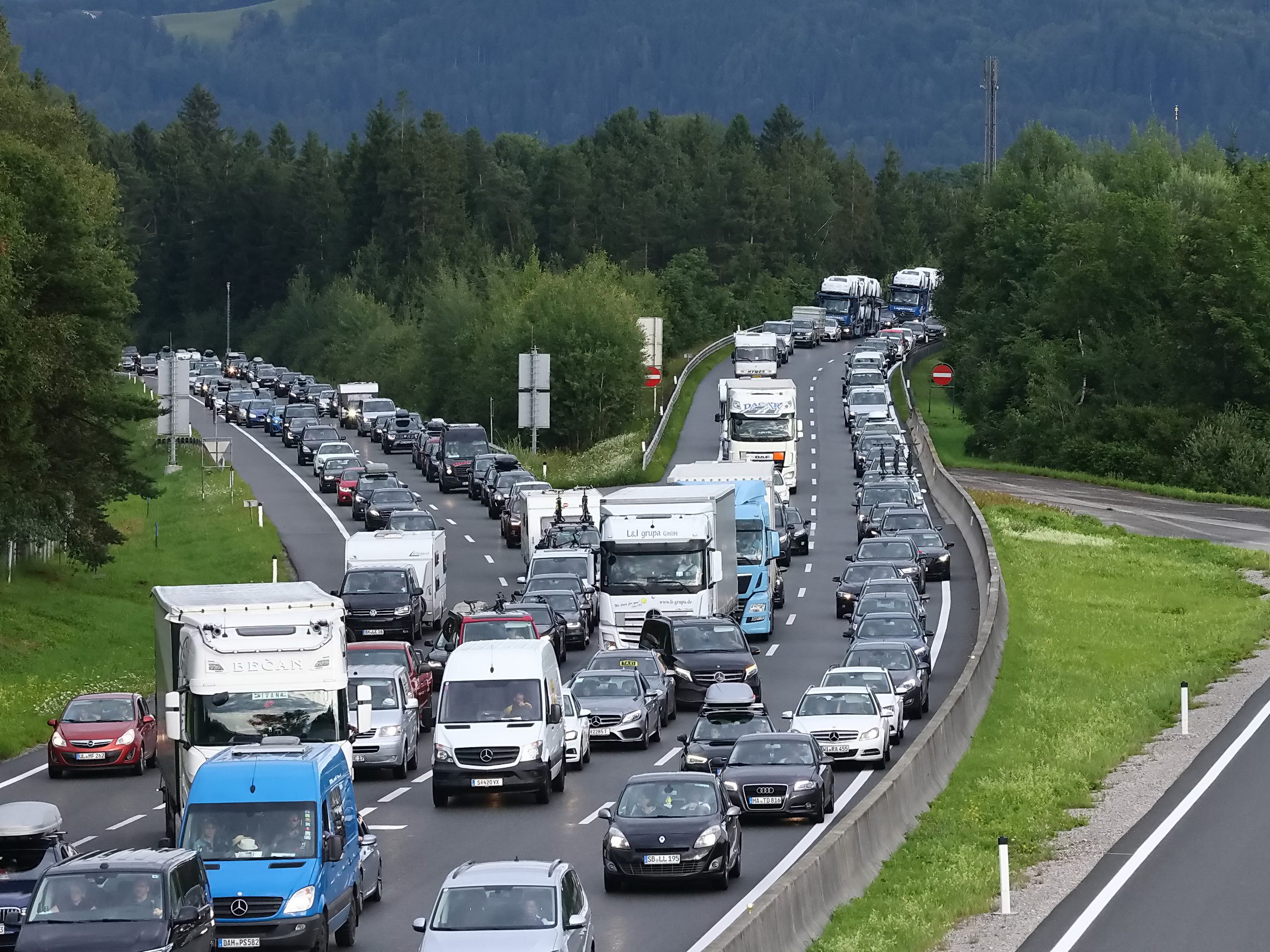 Auch am Wochenende wurden wieder Staus erwartet. Auch am Wochenende wurden wieder Staus erwartet.