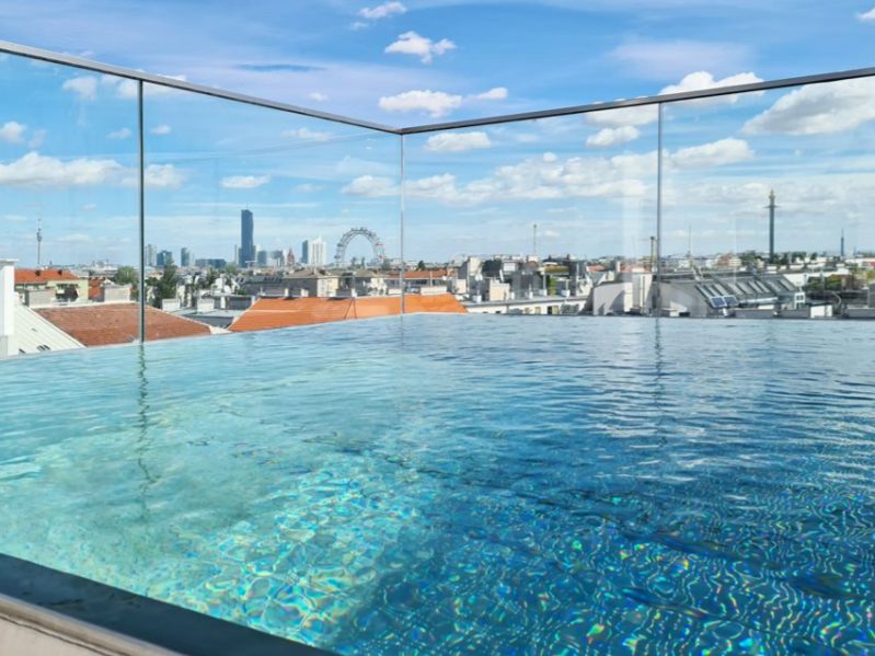 Auf dem Dach befindet sich der Pool mit 360-Grad-Ausblick. Auf dem Dach befindet sich der Pool mit 360-Grad-Ausblick.