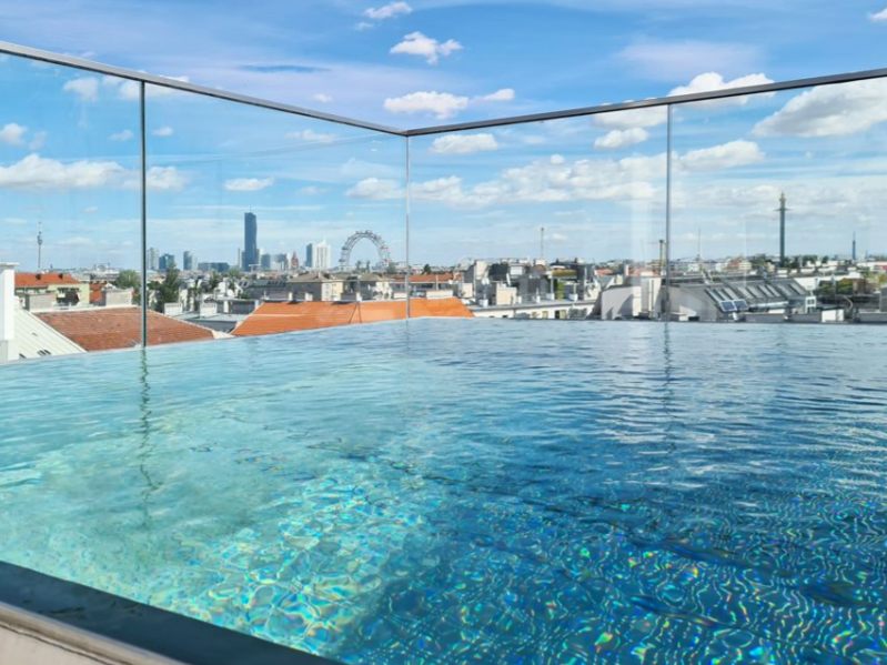 Auf dem Dach befindet sich der Pool mit 360-Grad-Ausblick.