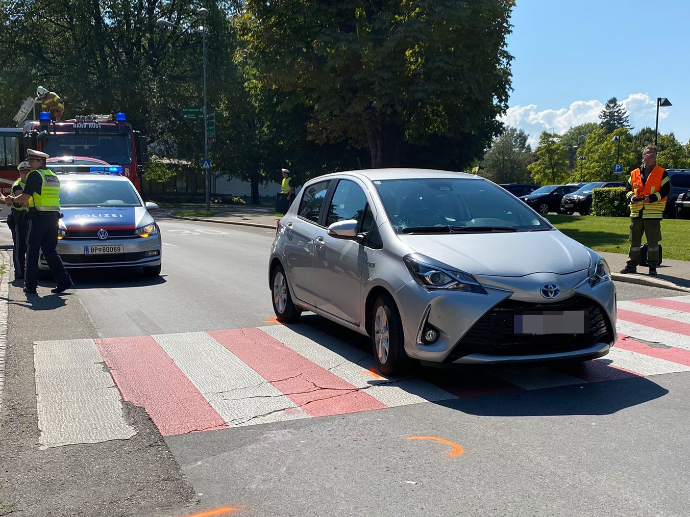 Das Unfallfahrzeug kam noch am Zebrastreifen zum Stehen. Das Unfallfahrzeug kam noch am Zebrastreifen zum Stehen.