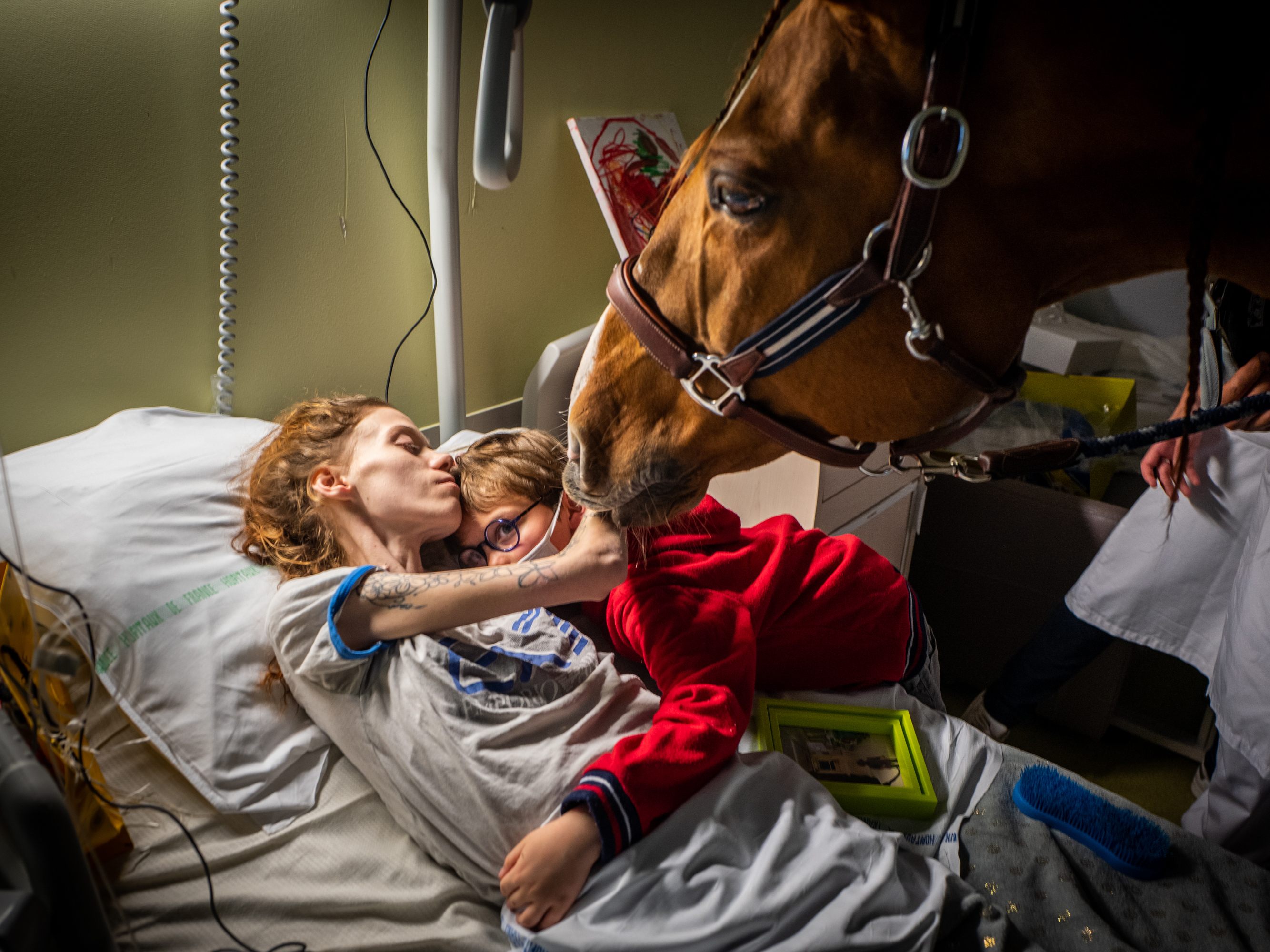 Ein emotionaler Moment. Die kranke Manon (24) umarmt ihren Sohn Ethan (7) im Beisein von Therapiepferd "Peyo". Fotos wie dieses von Jérémy Lempin sind im WestLicht Museum in Wien zu sehen.