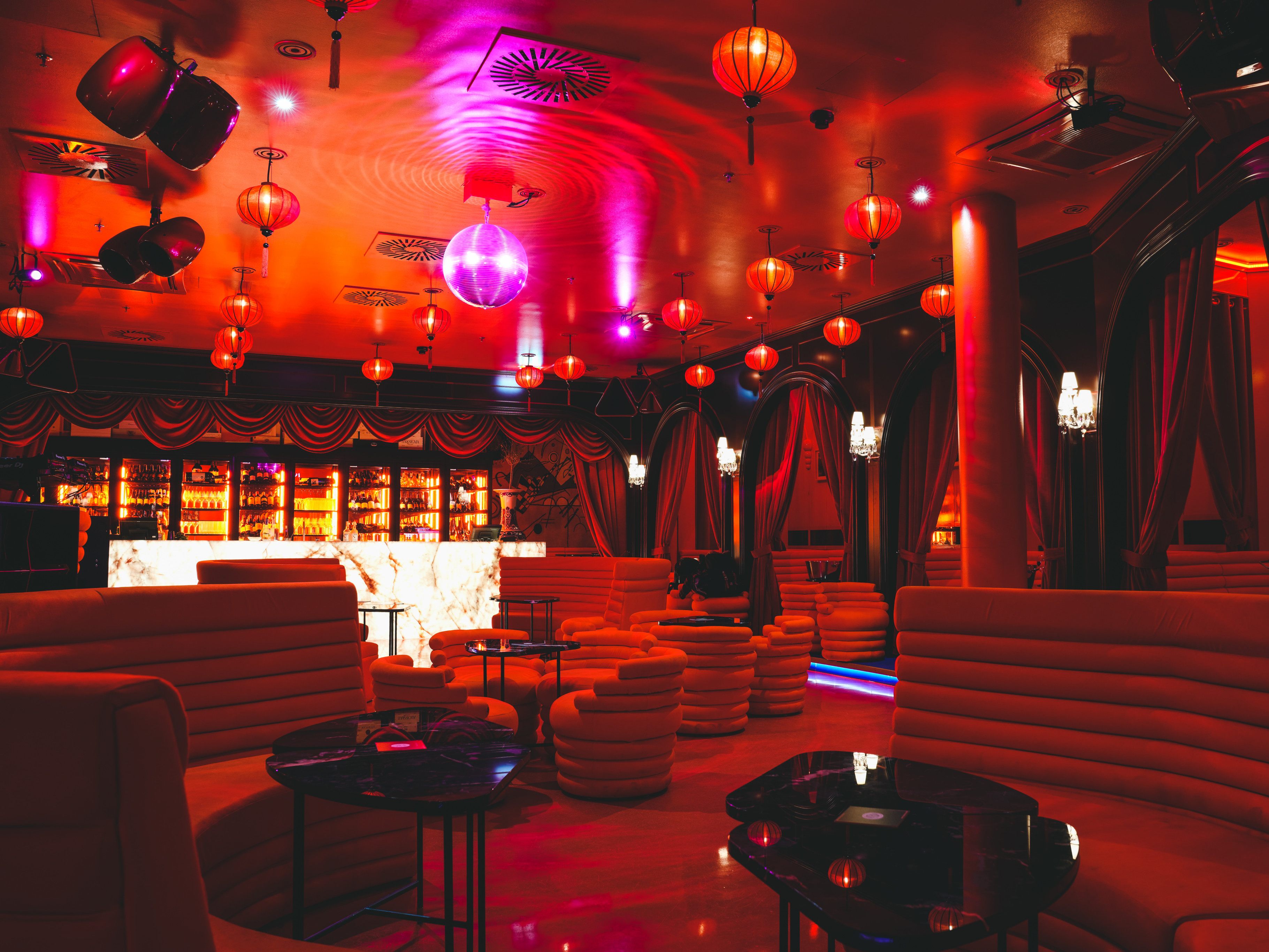 Die Farbe Rot zieht sich durch das gesamte Lokal, das Bar, Restaurant und Club samt Tanzfläche vereint.