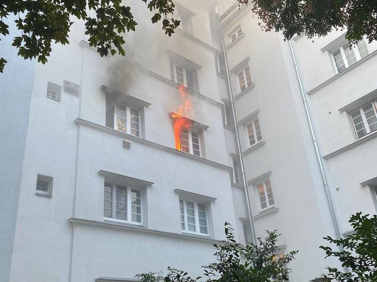 Beim Eintreffen der Feuerwehr schlugen bereits Flammen aus dem Fenster. Beim Eintreffen der Feuerwehr schlugen bereits Flammen aus dem Fenster.