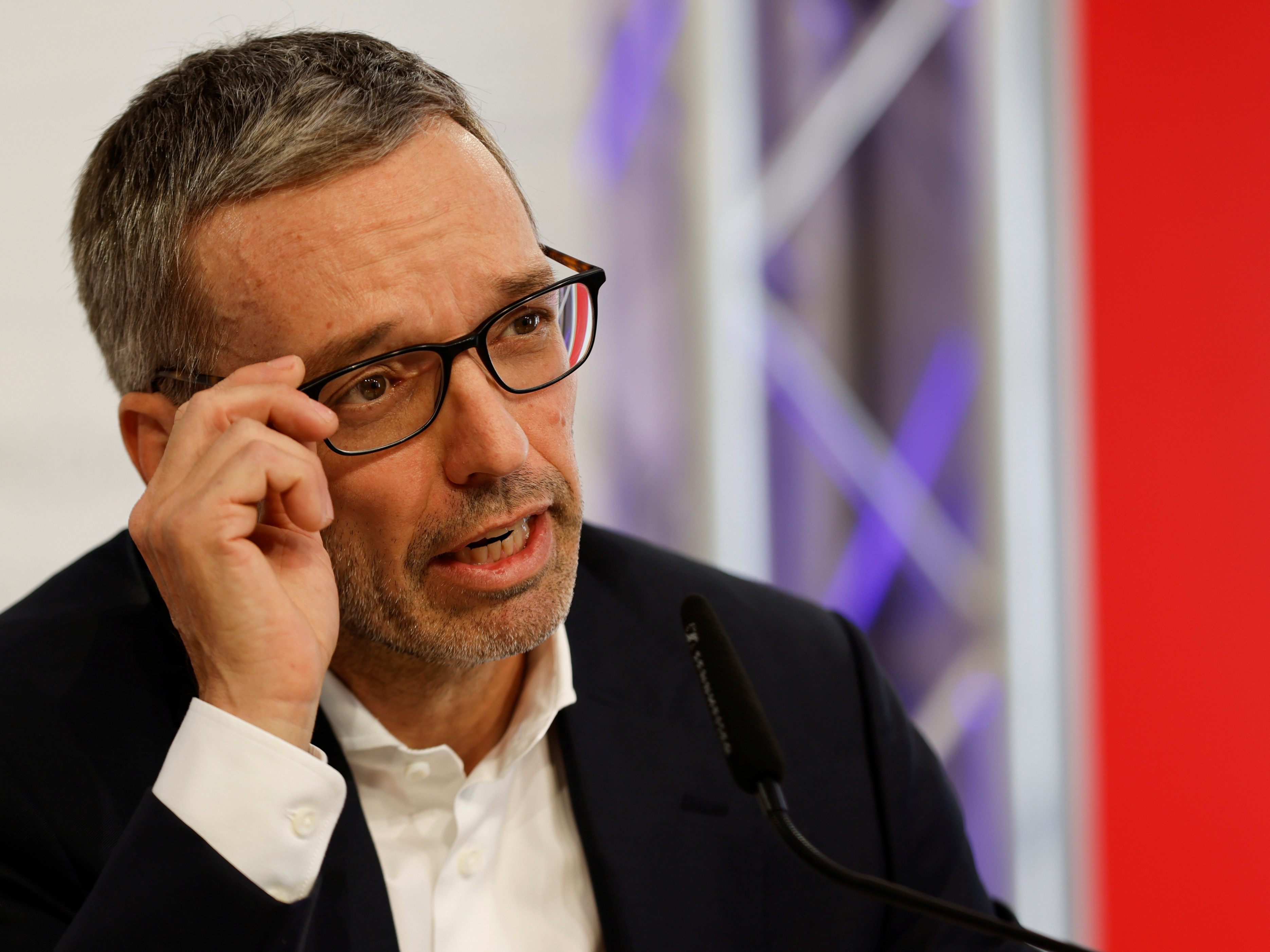 Geimpft oder nicht geimpft? Falstaff-Herausgeber Wolfgang Rosam behauptete erst vor Kurzem, dass FPÖ-Chef Kickl sich heimlich gegen das Corona-Virus impfen ließ. Geimpft oder nicht geimpft? Falstaff-Herausgeber Wolfgang Rosam behauptete erst vor Kurzem, dass FPÖ-Chef Kickl sich heimlich gegen das Corona-Virus impfen ließ.