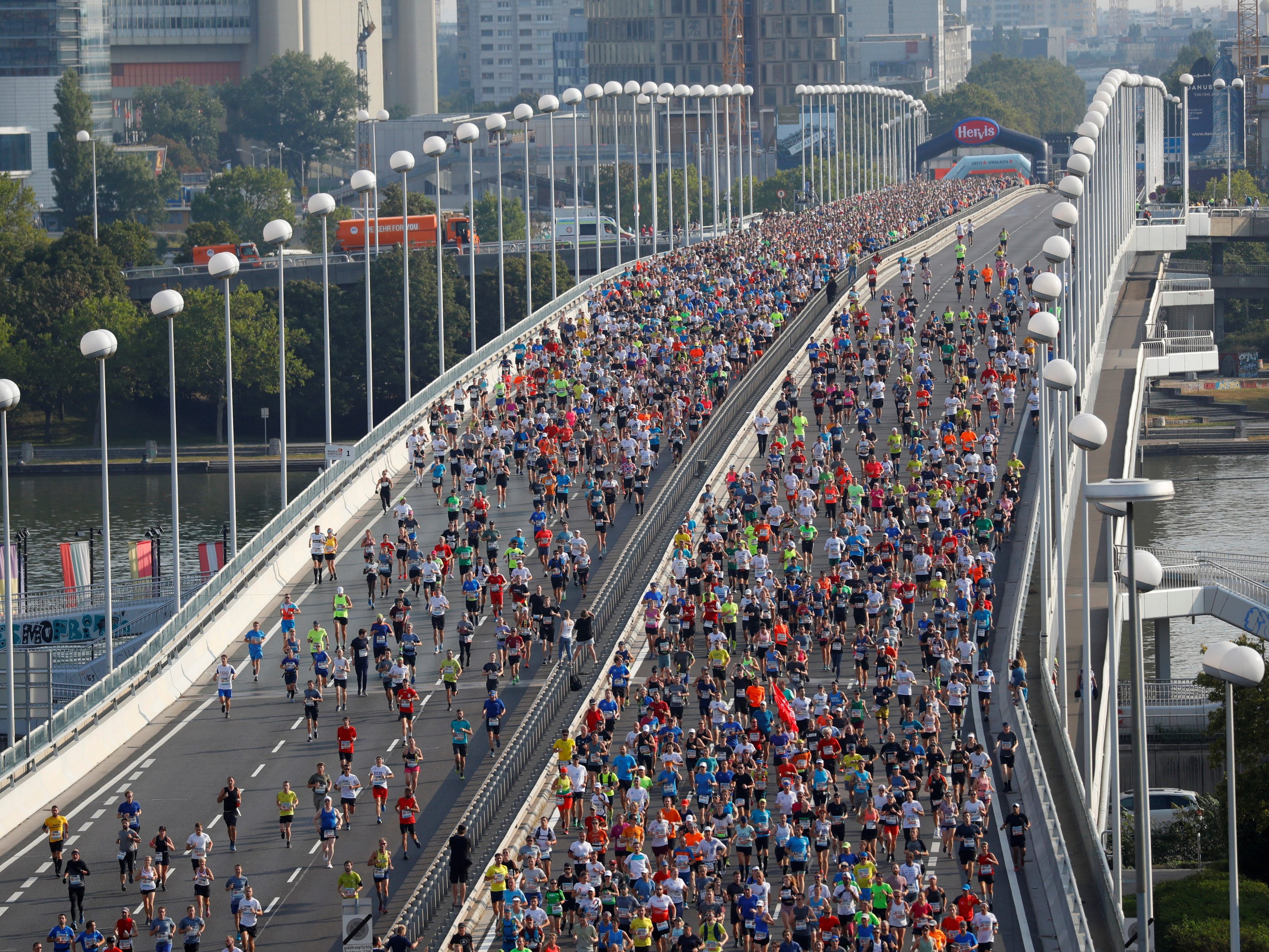 Ingesamt gingen über 18.000 Läufer beim Vienna City Marathon 2021 an den Start. Ingesamt gingen über 18.000 Läufer beim Vienna City Marathon 2021 an den Start.