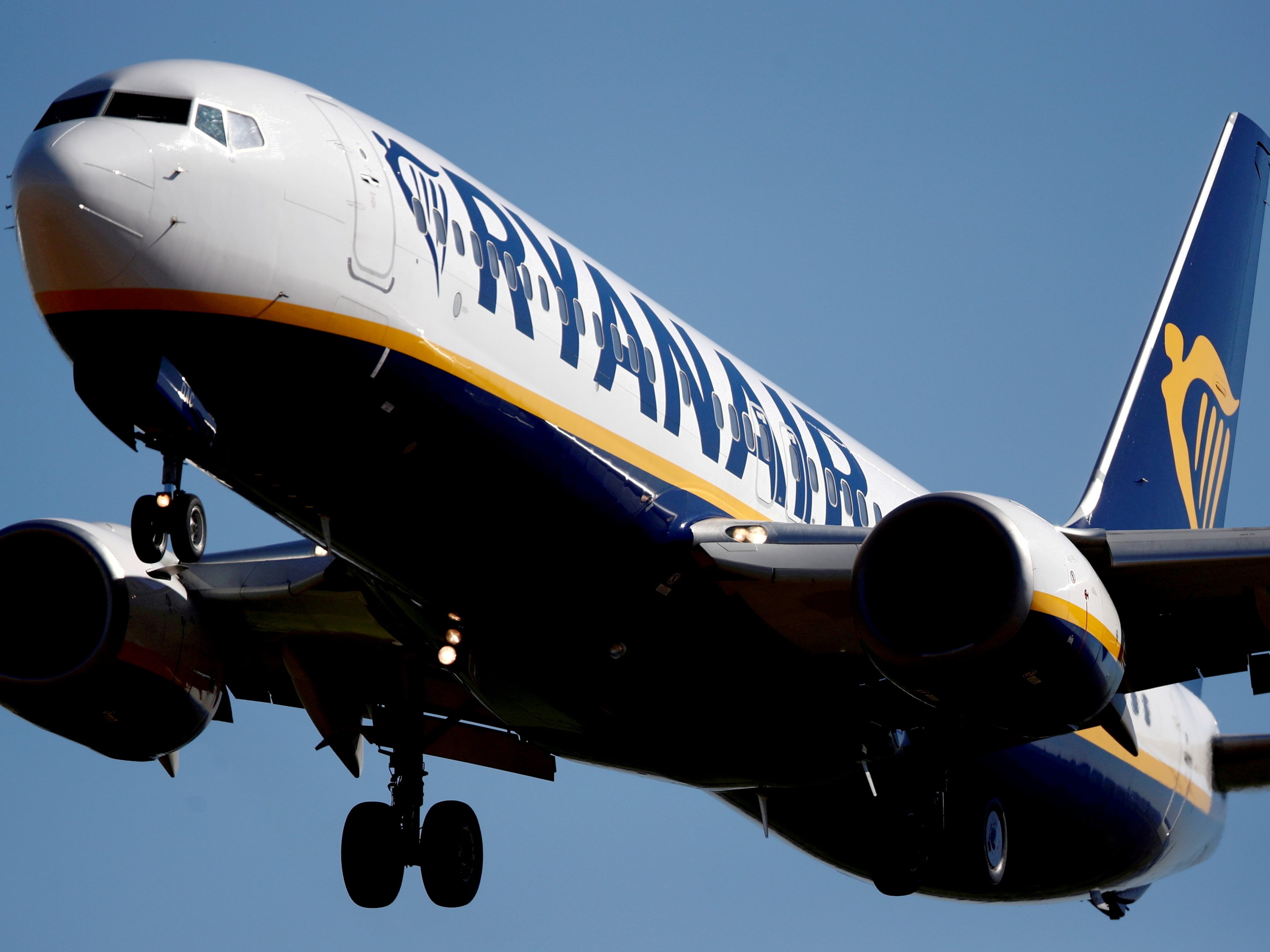 Ryanair baut seinen Sommerflugplan 2022 aus. In Wien sollen neun neue Strecken, die mit fünf neuen Flugzeugen erfolgen, betrieben werden. Ryanair baut seinen Sommerflugplan 2022 aus. In Wien sollen neun neue Strecken, die mit fünf neuen Flugzeugen erfolgen, betrieben werden.