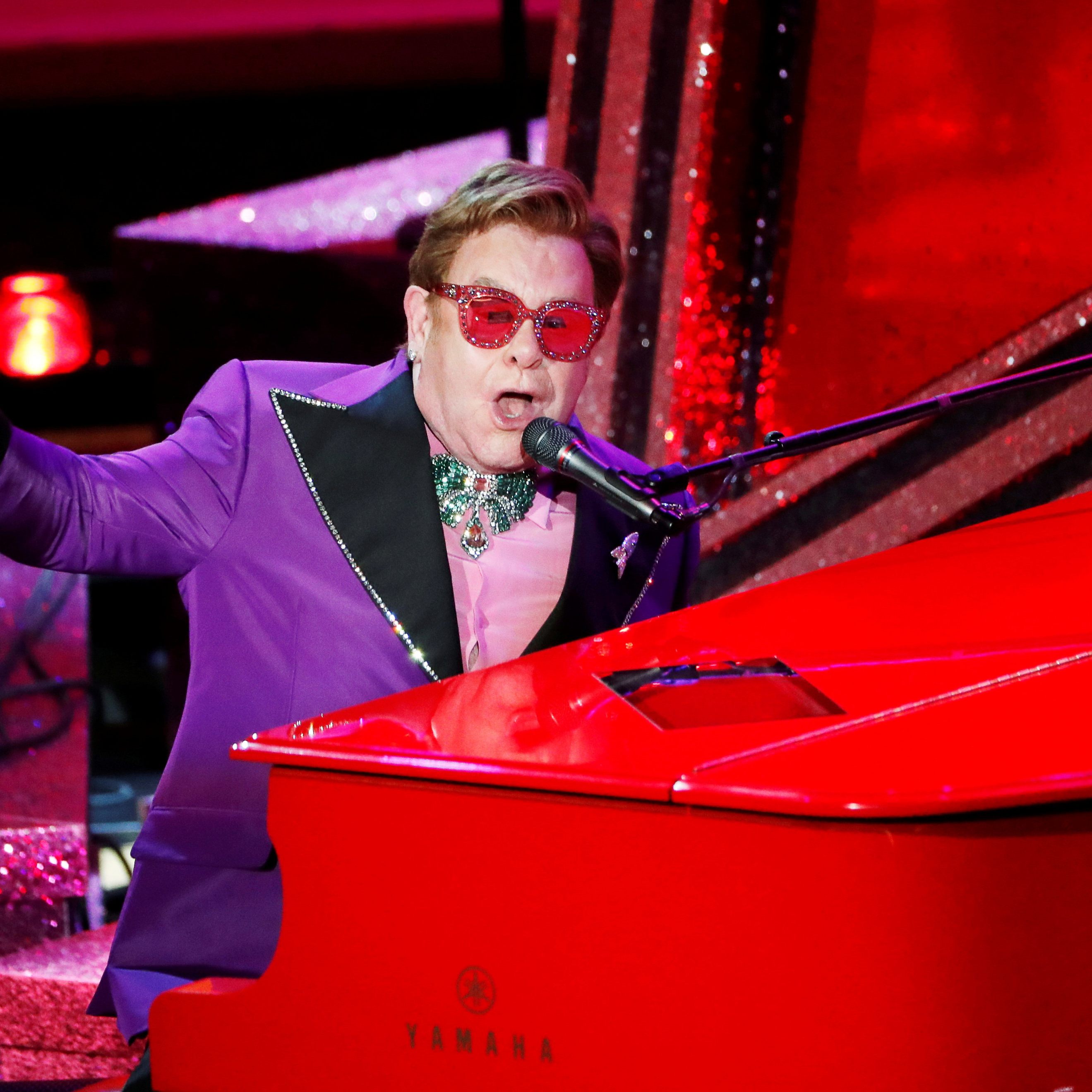 Elton John muss seine Abschiedstournee für eine notwendige Hüft-OP unterbrechen