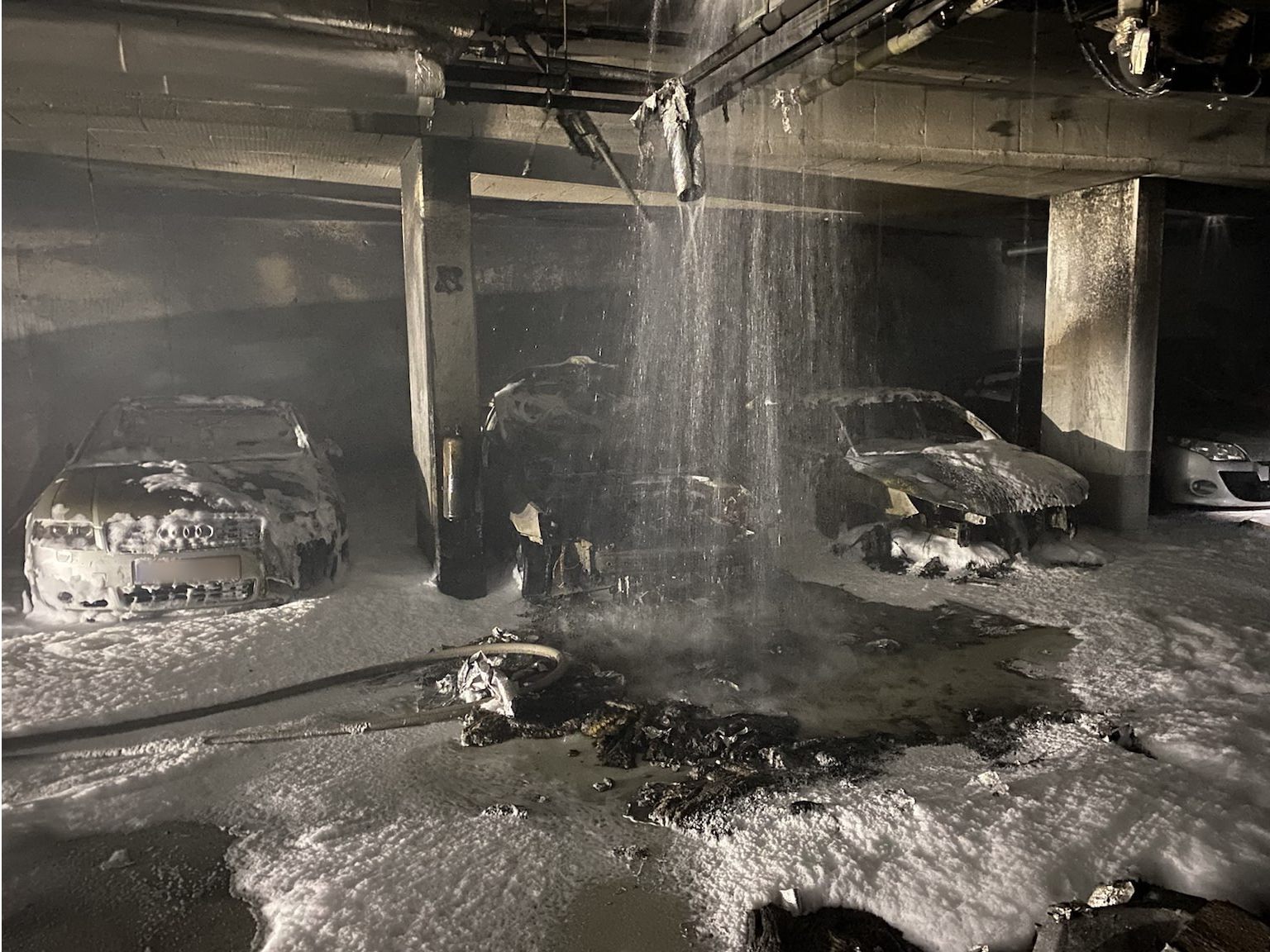 Durch den Brand wurden vier Pkw komplett zerstört.