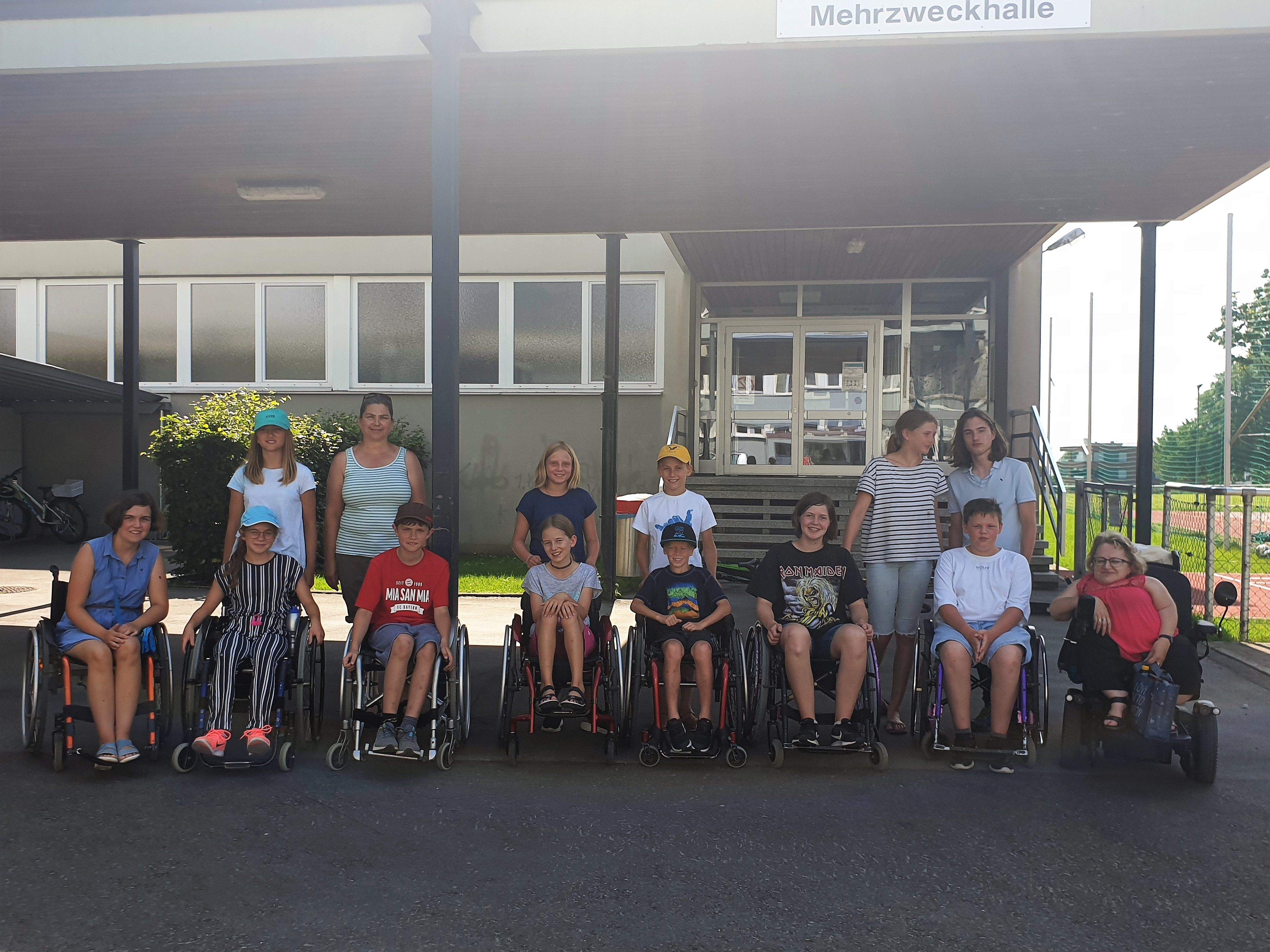 Rollstuhlsensibilisierung, Kinder, Ferienprogramm, Gruppenfoto Rollstuhlsensibilisierung, Kinder, Ferienprogramm, Gruppenfoto