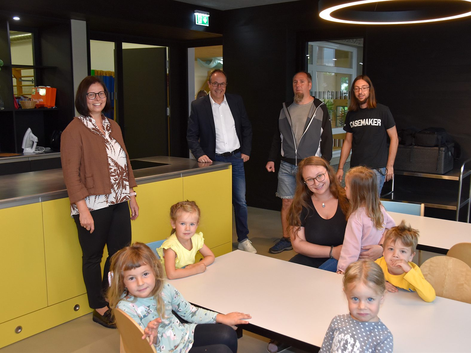 (v.l.) Bürgermeisterin Katharina Wöß-Krall und Vizebürgermeister Andreas Prenn besuchten den neu gestalteten Kindergarten Merowinger. Im Bild rechts: Bernhard Springer und Andreas Graber von der Gebäudeverwaltung; im Vordergrund: Sarah Müller, Leiterin des Kindergarten Merowinger. (v.l.) Bürgermeisterin Katharina Wöß-Krall und Vizebürgermeister Andreas Prenn besuchten den neu gestalteten Kindergarten Merowinger. Im Bild rechts: Bernhard Springer und Andreas Graber von der Gebäudeverwaltung; im Vordergrund: Sarah Müller, Leiterin des Kindergarten Merowinger.